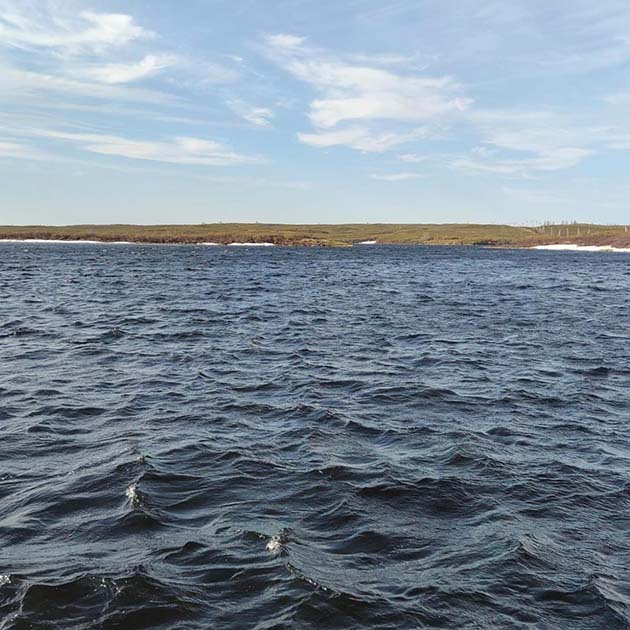 На улице такой сильный ветер, что озеро рядом напоминает волнами море