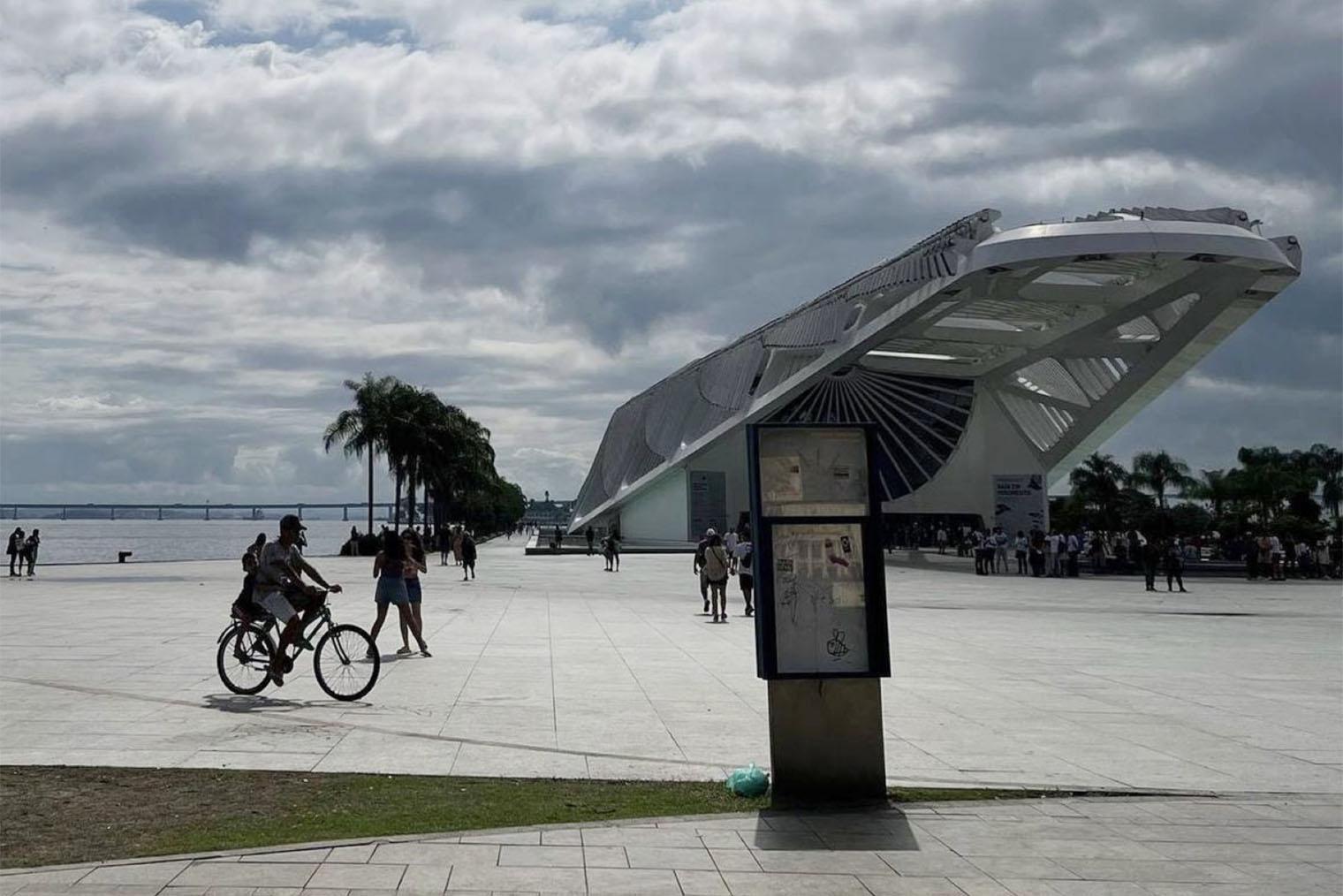 Рядом с музеем приятно кататься на роликах или велосипеде: там огромная прогулочная зона