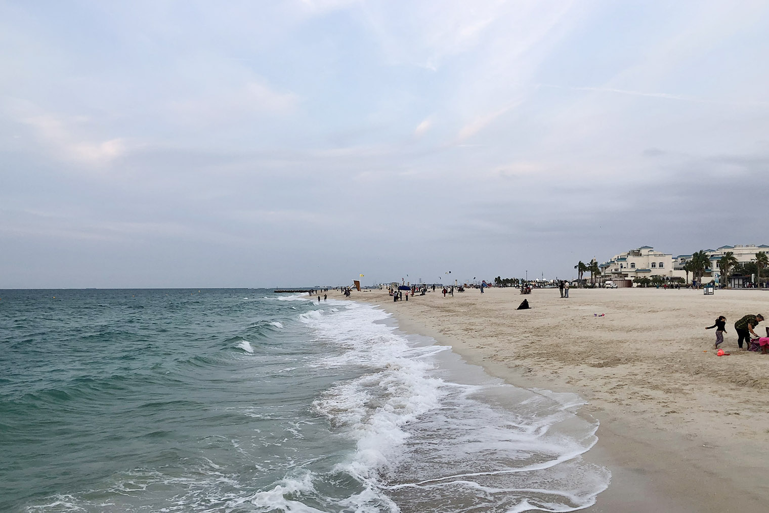 Часть пляжа, где нет серферов, подходит для купания, если не боитесь волн