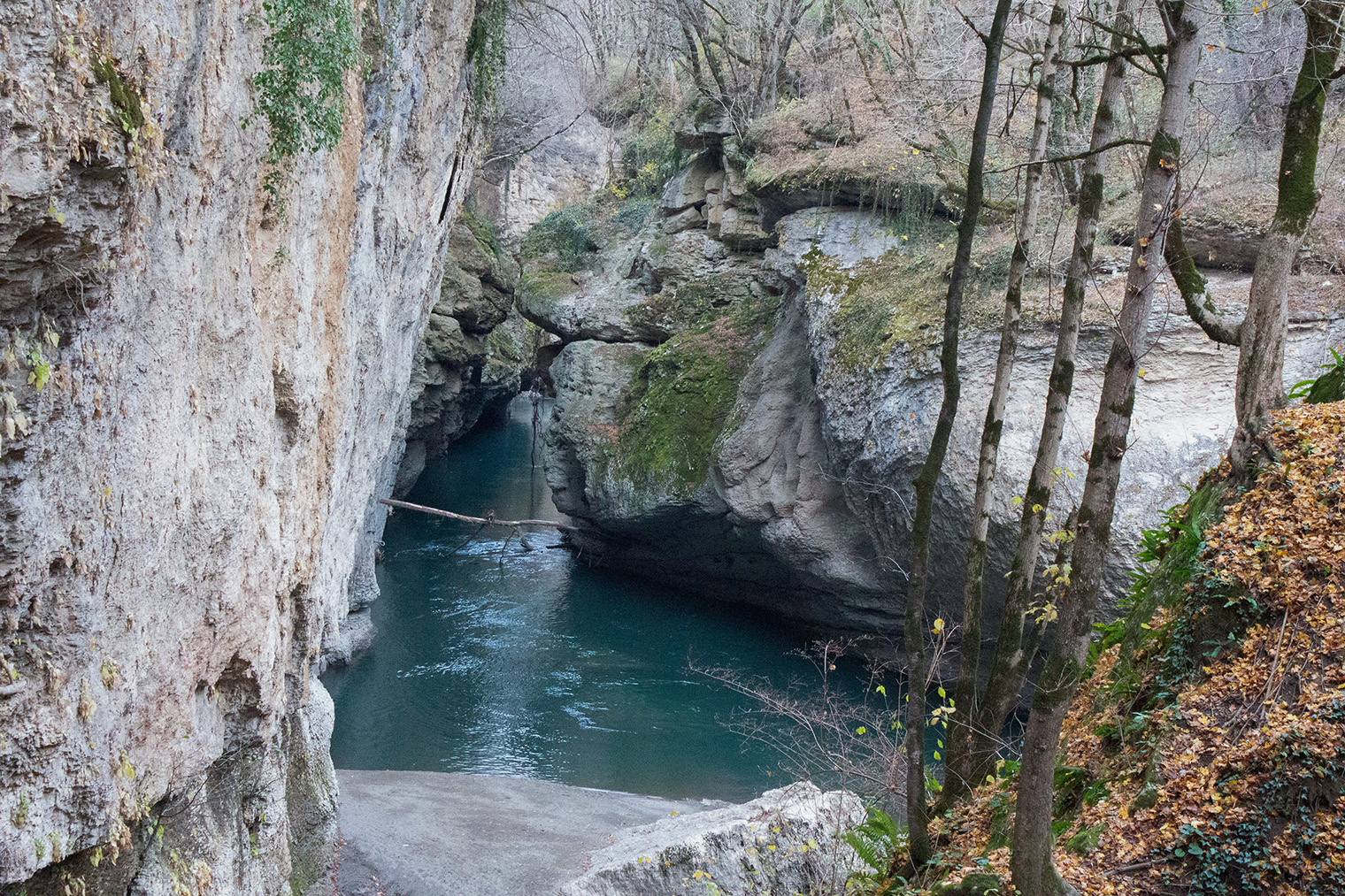 Пляж «Лагуна» спрятан за отвесными скалами