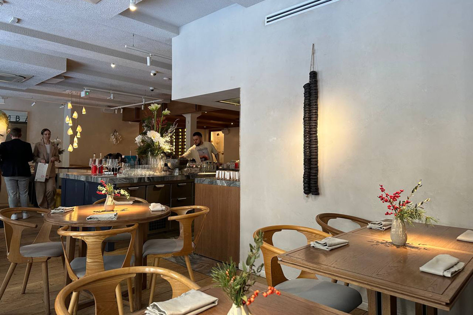 Интерьер ресторана приятный, особенно порадовали картины на стенах и живые растения на столах