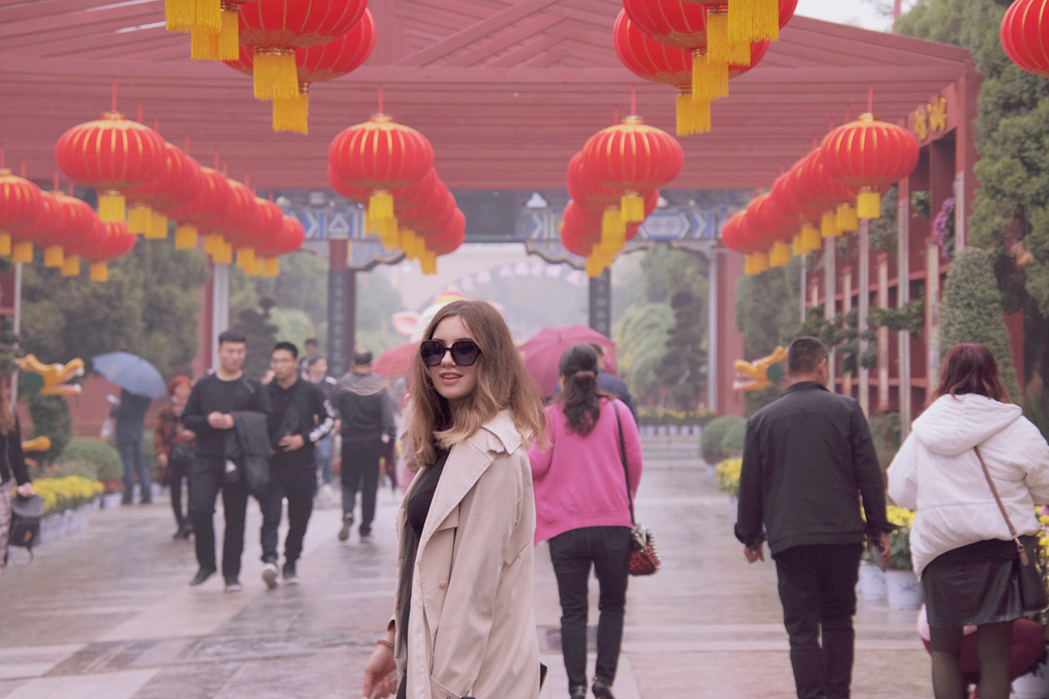 Одна из моих любимых фотографий из Кайфына. Выглядит будто кадр из фильма: на фоне китайские фонарики в Millennium City Park, а я в стиле инкогнито. Вход в 2019 году стоил 40 ¥⁣ ( ₽)