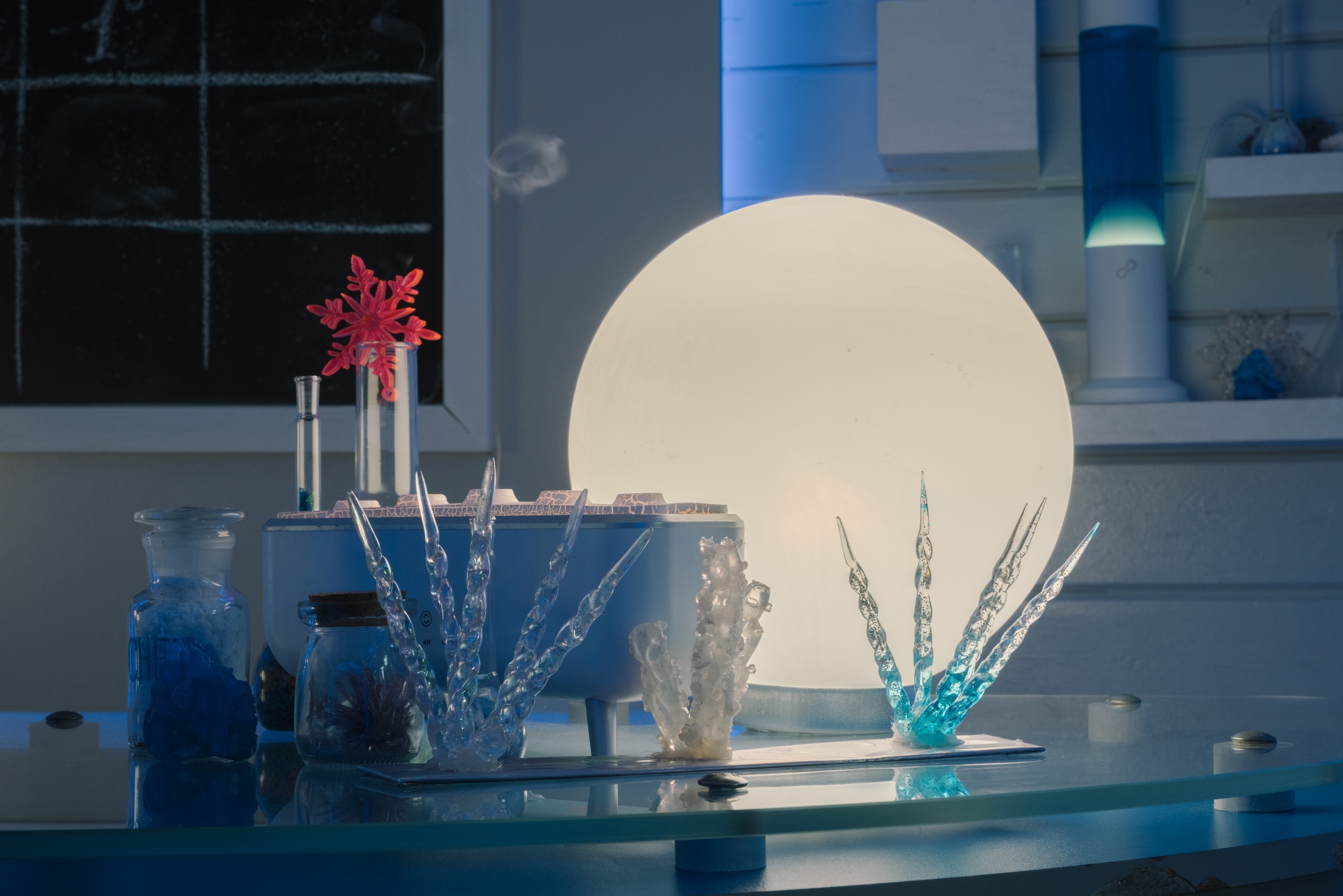 Гостям демонстрируют опыты с кристаллами соли и показывают, как можно вырастить снежинку дома