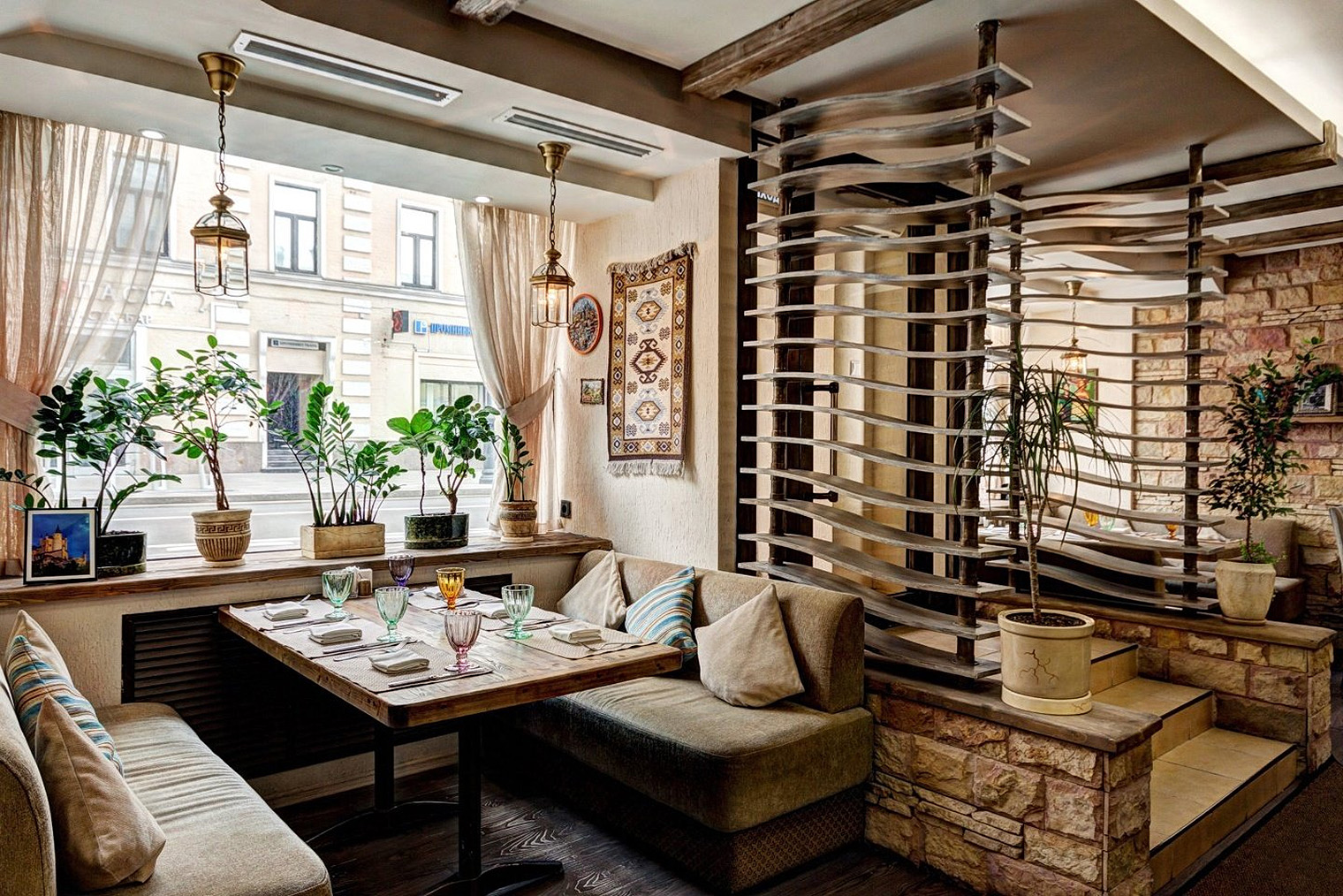 Зал ресторана на Маросейке. Здесь домашняя атмосфера, ощущаю себя как у бабушки в гостях. Источник: cafenatahtari.ru