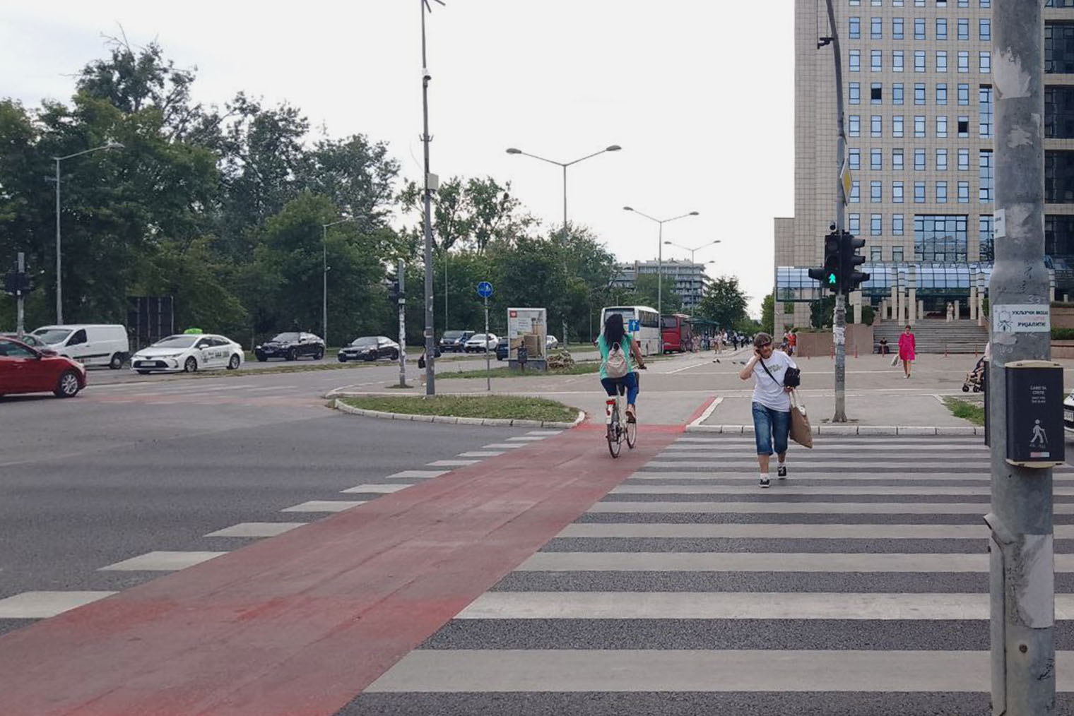В отличие от холмистого Белграда, в Нови⁠-⁠Саде равнинная местность. Так что велосипедистам комфортно кататься по городу