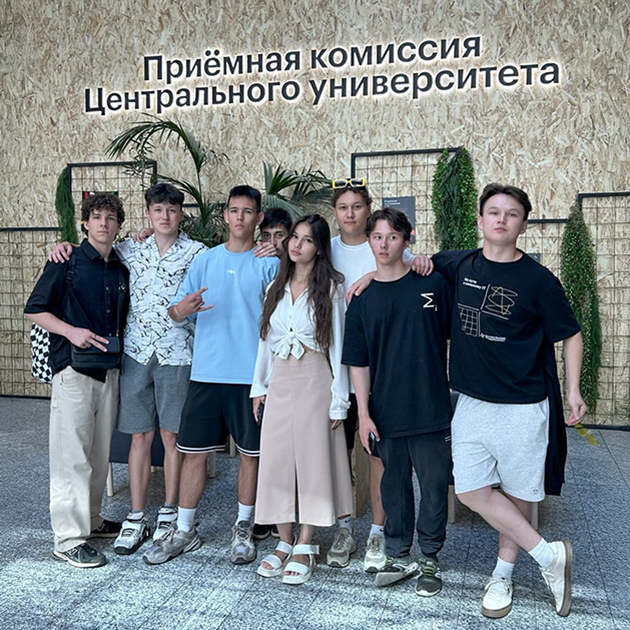 Мы с одногруппниками возле стенда приемной кампании ЦУ