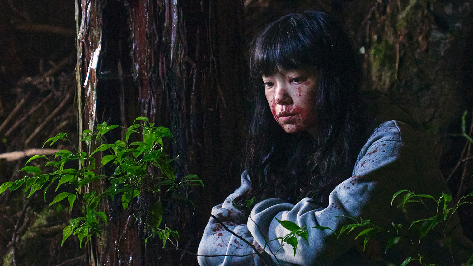 Режиссер Юта Симоцу по образованию социолог, что объясняет его приверженность изучению проблем и структур современного японского общества. Размышления на тему встречаются как в его дебюте «Всем счастья», так и в его недавнем триллере «Новая группа». Кадр: Shudder