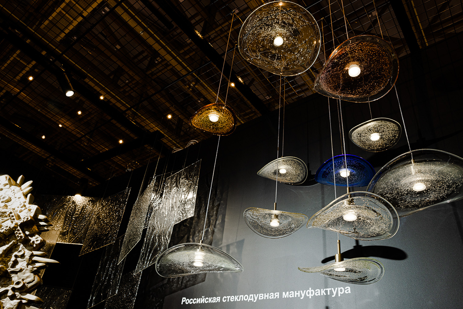 Стеклянные инсталляции помогают организовать сложный свет, а это тоже тренд