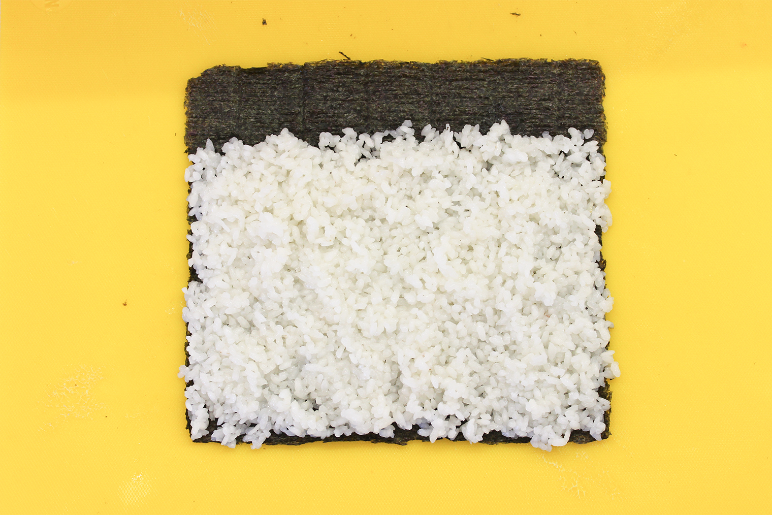 Не кладите слишком много риса и не забудьте оставить чистый кусочек нори