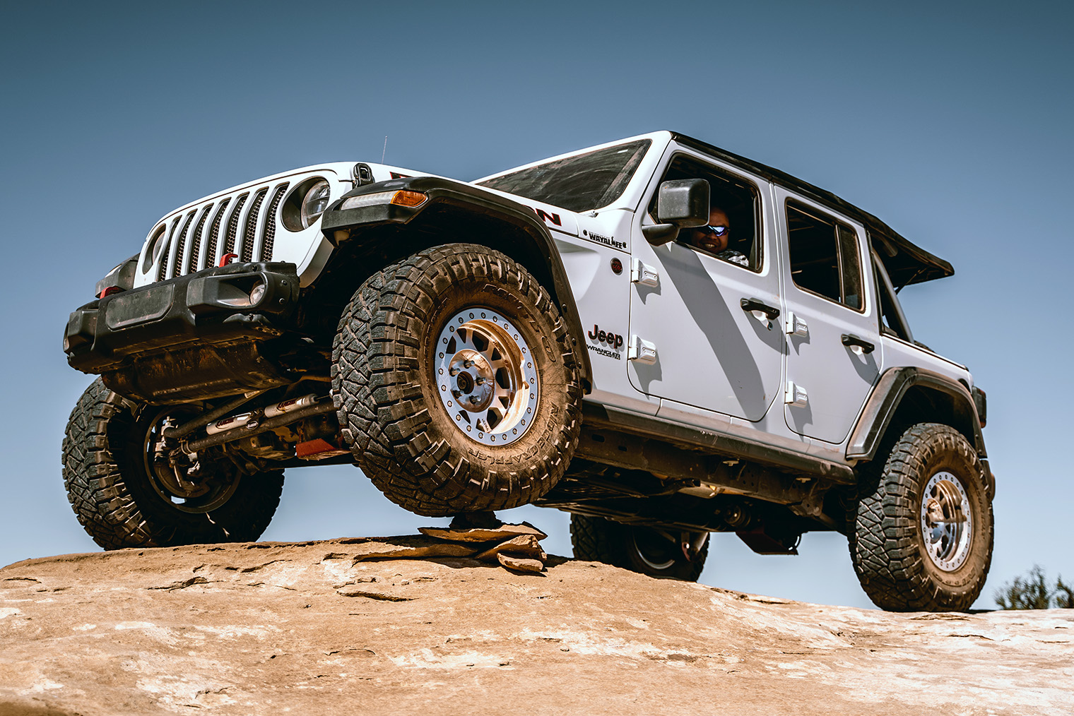 Диски с бедлоками обычно ставят на внедорожниках, чтобы при низком давлении шина не могла соскочить. © Noisy Shutter / Shutterstock / FOTODOM