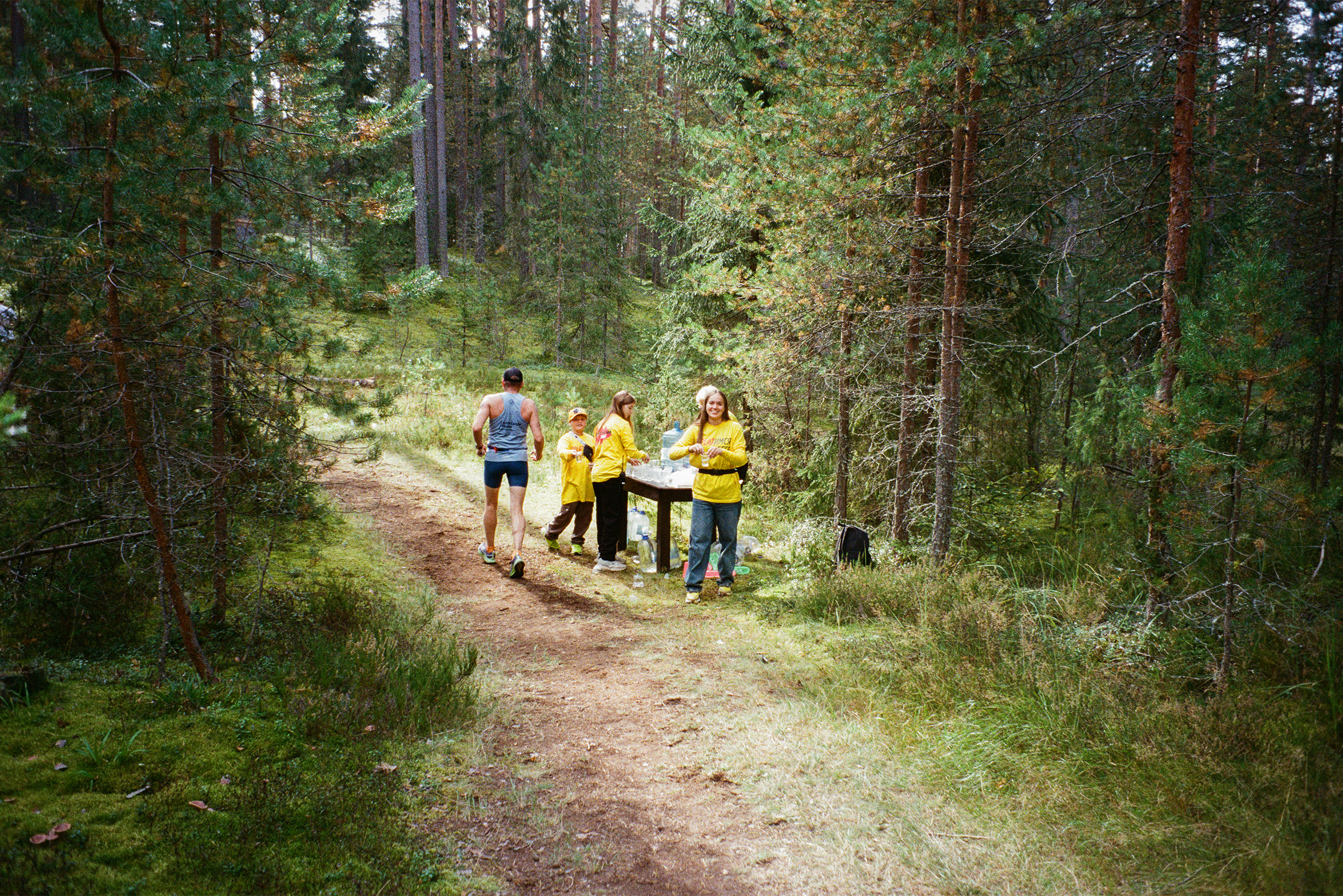 На круге было несколько пунктов с водой — на многих стояли волонтеры-дети, которые поддерживали всех пробегающих. Это было мило