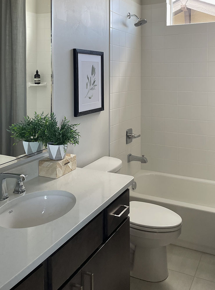 Так выглядит типичная ванная комната в американском доме — с ванной и лейкой из стены