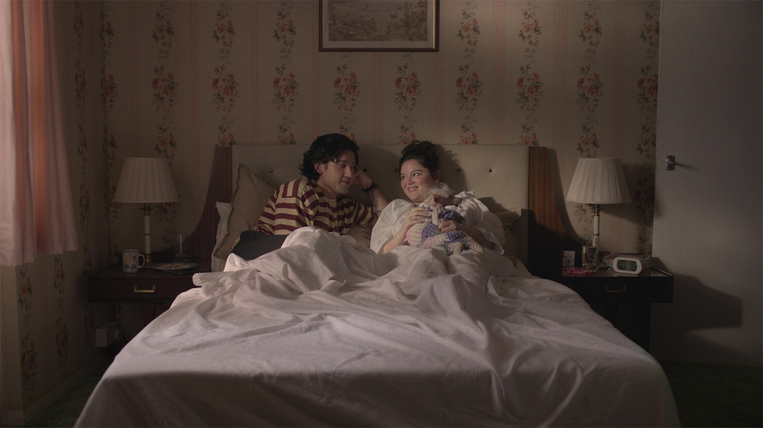 Название каждой серии и их сюжеты отсылают к какому-нибудь знаменитому фильму. Например, в серии Notting Kill — намек на «Ноттинг Хилл» — Феликс вместе с Джессикой идет на ужин к ее начальнику. Примерно такая же сцена есть в картине Роджера Мичелла. Кадр: Netflix