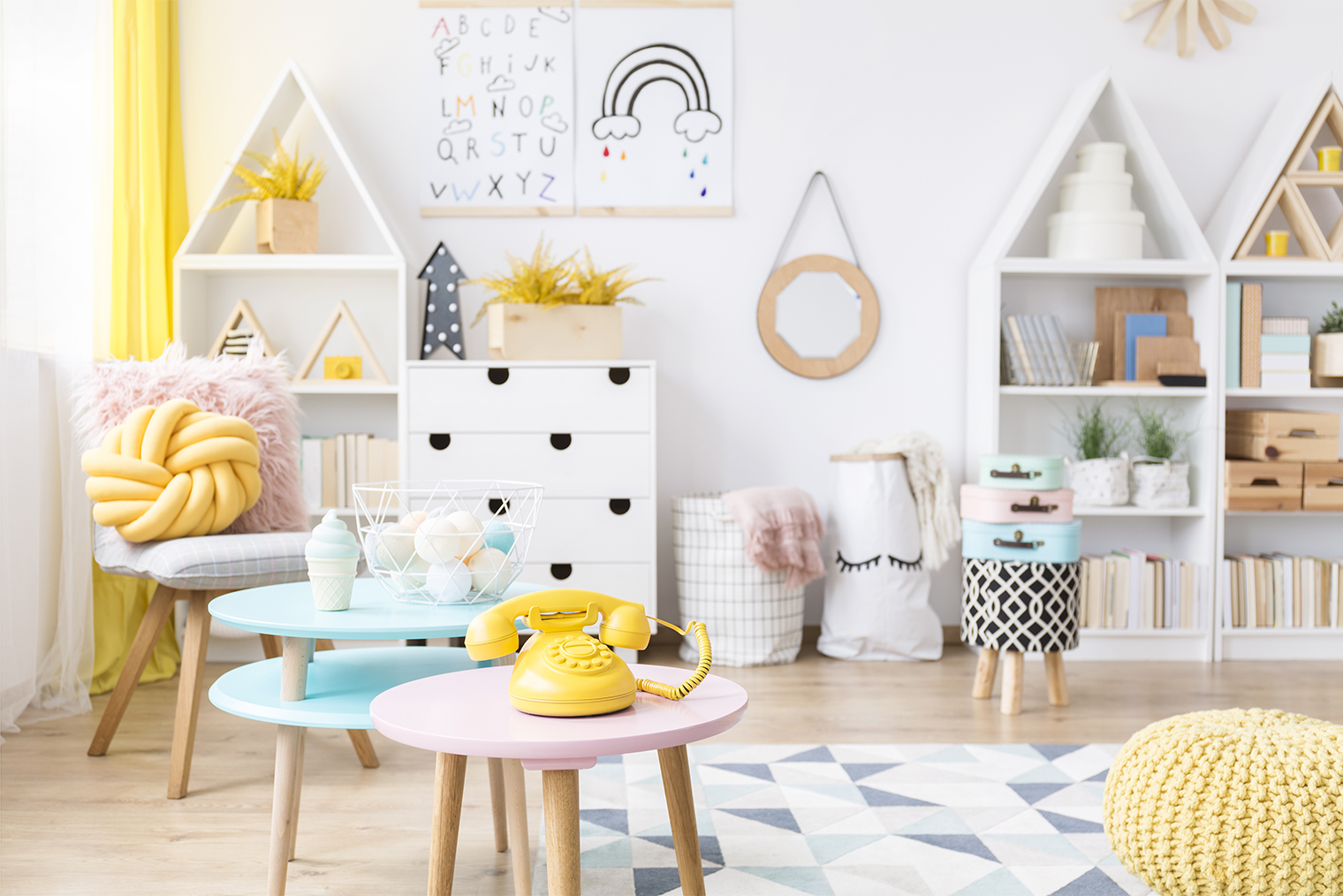 Минималистичный интерьер детской в духе сканди. Общий фон и мебель делают по канонам минимализма, а за счет деталей и детских игрушек достигается яркость приятное для ребенка пространство. Фотография: KatarzynaBialasiewicz / iStock