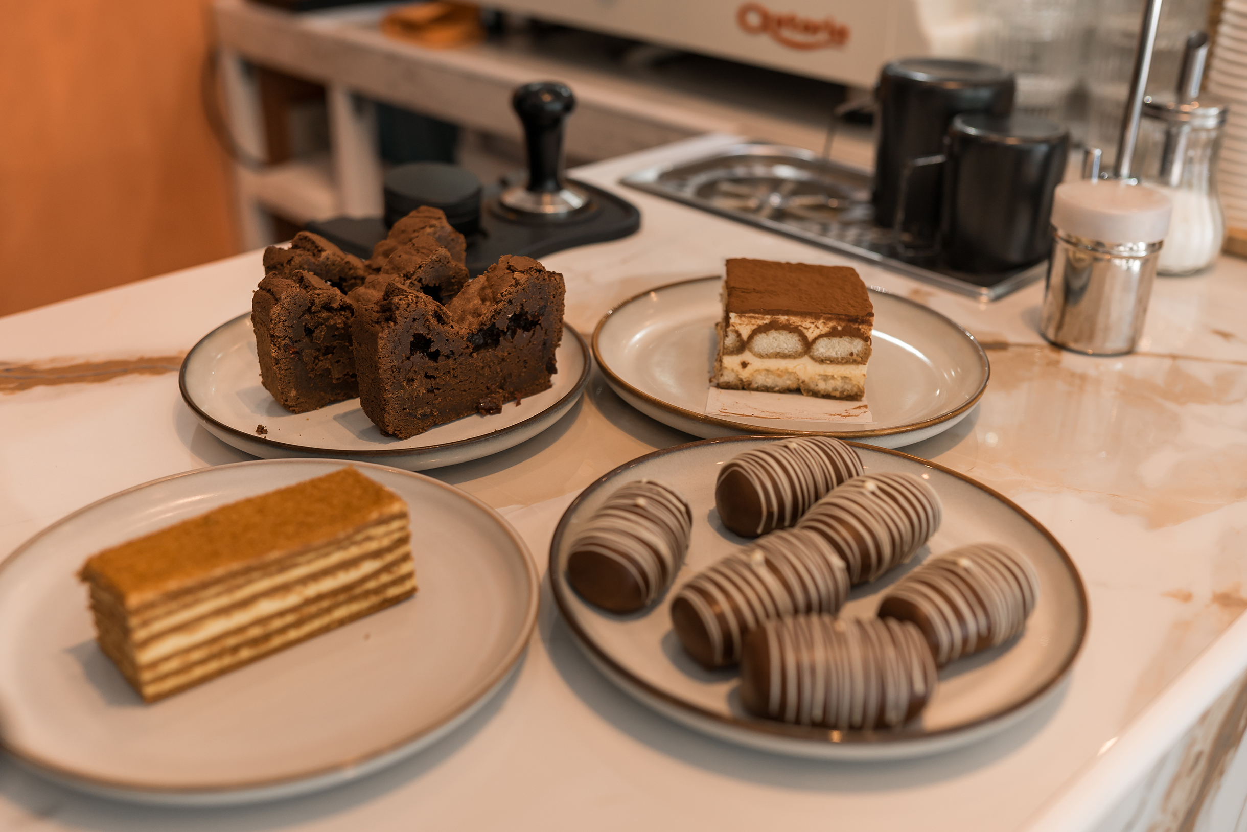 Мы ранжируем десерты так, чтобы в каждом ценовом сегменте было минимум по одному варианту. Всегда в наличии есть что⁠-⁠то недорогое за 2 € и премиальный десерт за 6 €
