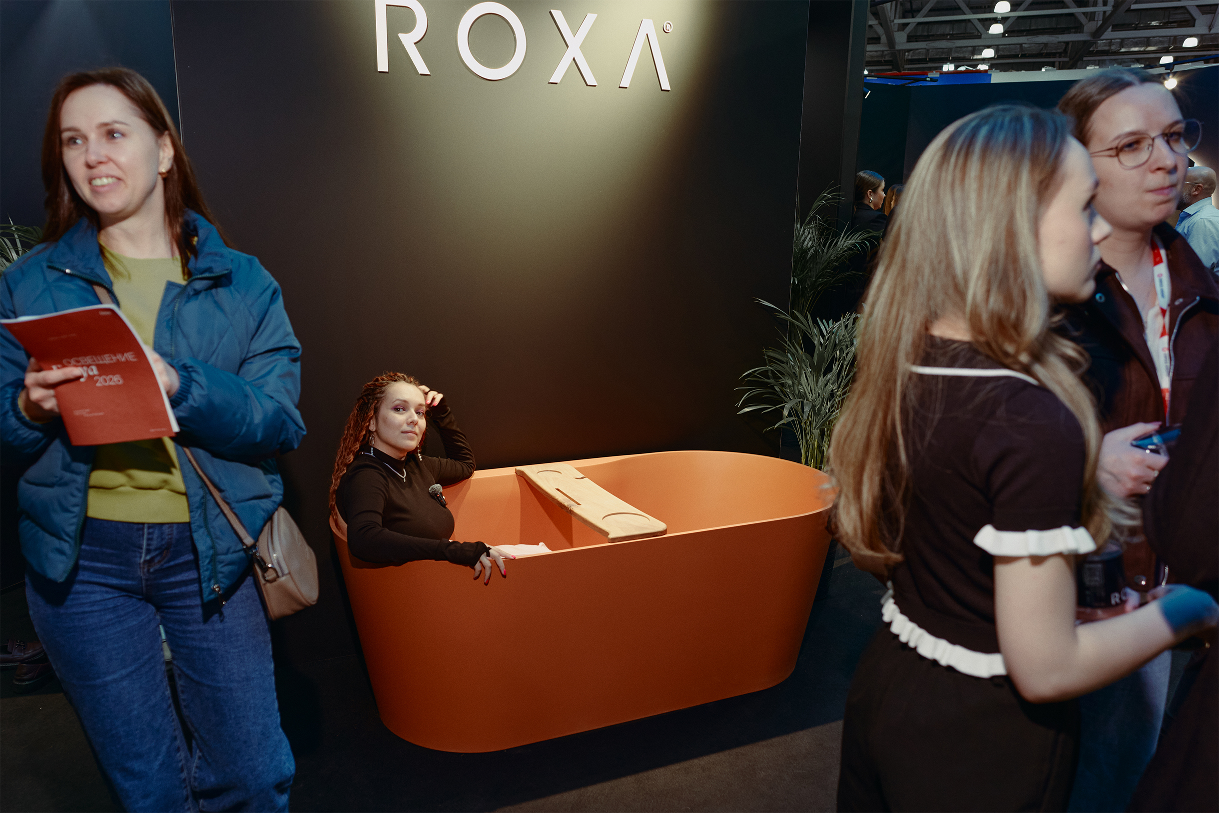 Оранжевые ванны отлично сочетаются с темной отделкой — если у вас серый керамогранит, они будут хорошими акцентами в санузле