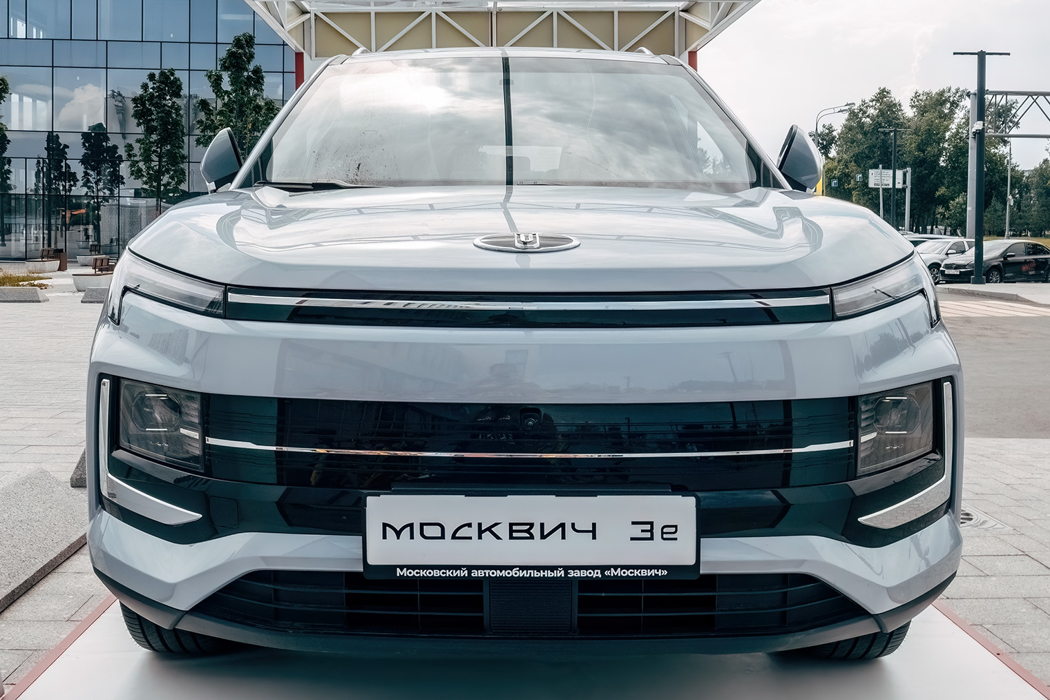 Электрический Москвич 3е. Вместо решетки радиатора — глянцевая панель. Фотография: Haggardous50000 / Shutterstock / FOTODOM