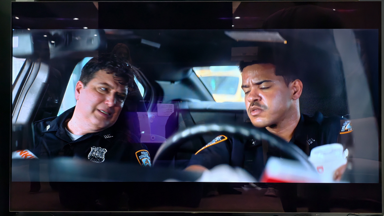 Глянцевый Samsung, QD-OLED S90F — черный цвет глубокий и насыщенный даже днем, но отражения на экране сильно отвлекают