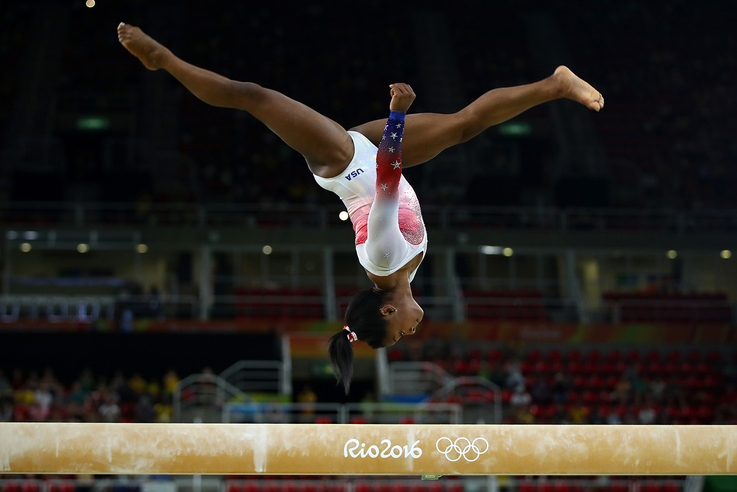 Симона Байлз из сборной США на Олимпиаде 2016 года в Рио-де-Жанейро. Фотография: Clive Brunskill / Getty Images