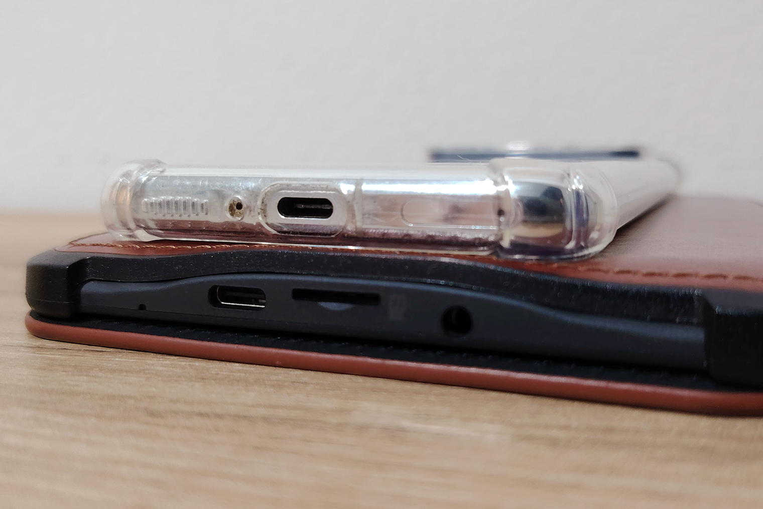 Один разъем на смартфоне и на ридере, удобно