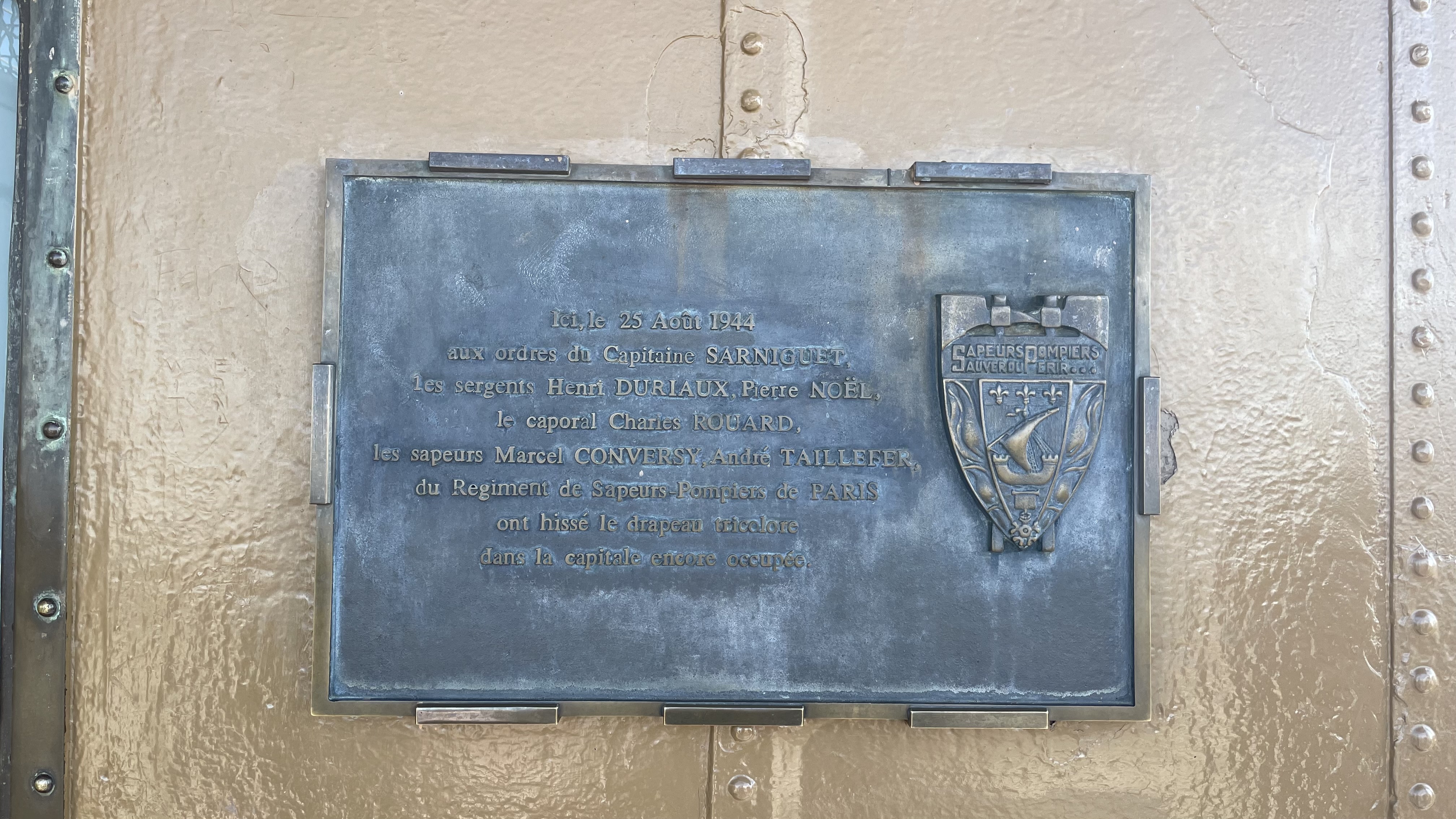 Памятная табличка — 25 августа 1944 года был снят нацисткий флаг и поднят французский триколор, в честь освобождения от оккупации