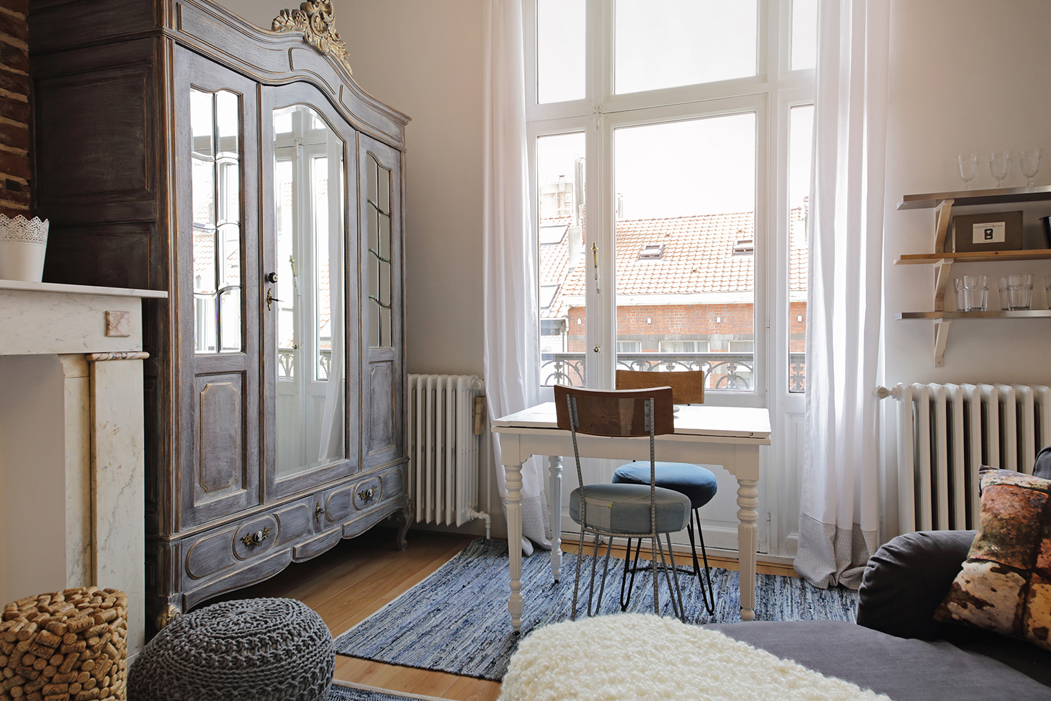 Комната в духе парижских ателье — творческое и элегантное пространство, где винтажный шкаф и предметы на полках хранят истории. Большое остекление, прозрачные шторы и много света. Фотография: mariesacha / Shutterstock / FOTODOM