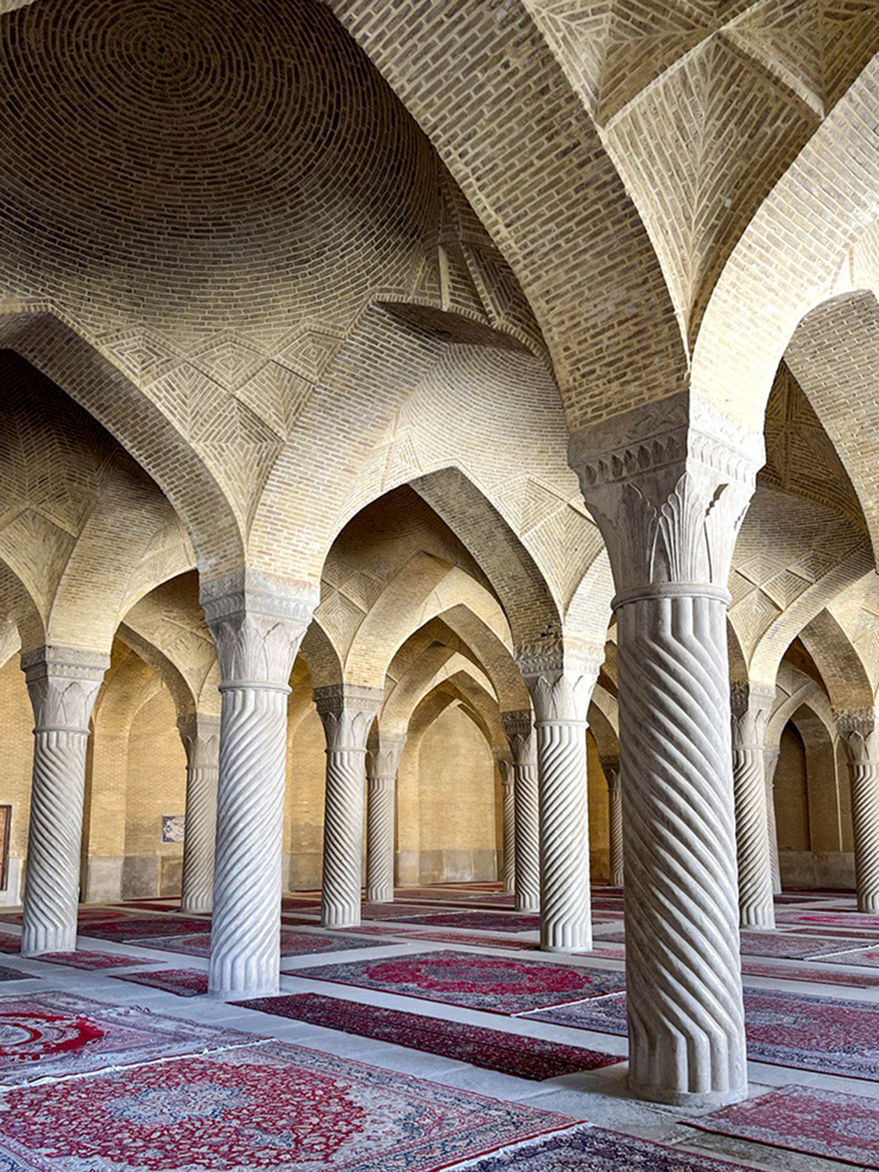 Мечеть Вакиль в Ширазе. Когда мы до нее добрались, туристов, кроме нас, там не было. Мы остались в восторге от этой мечети и атмосферы в ней