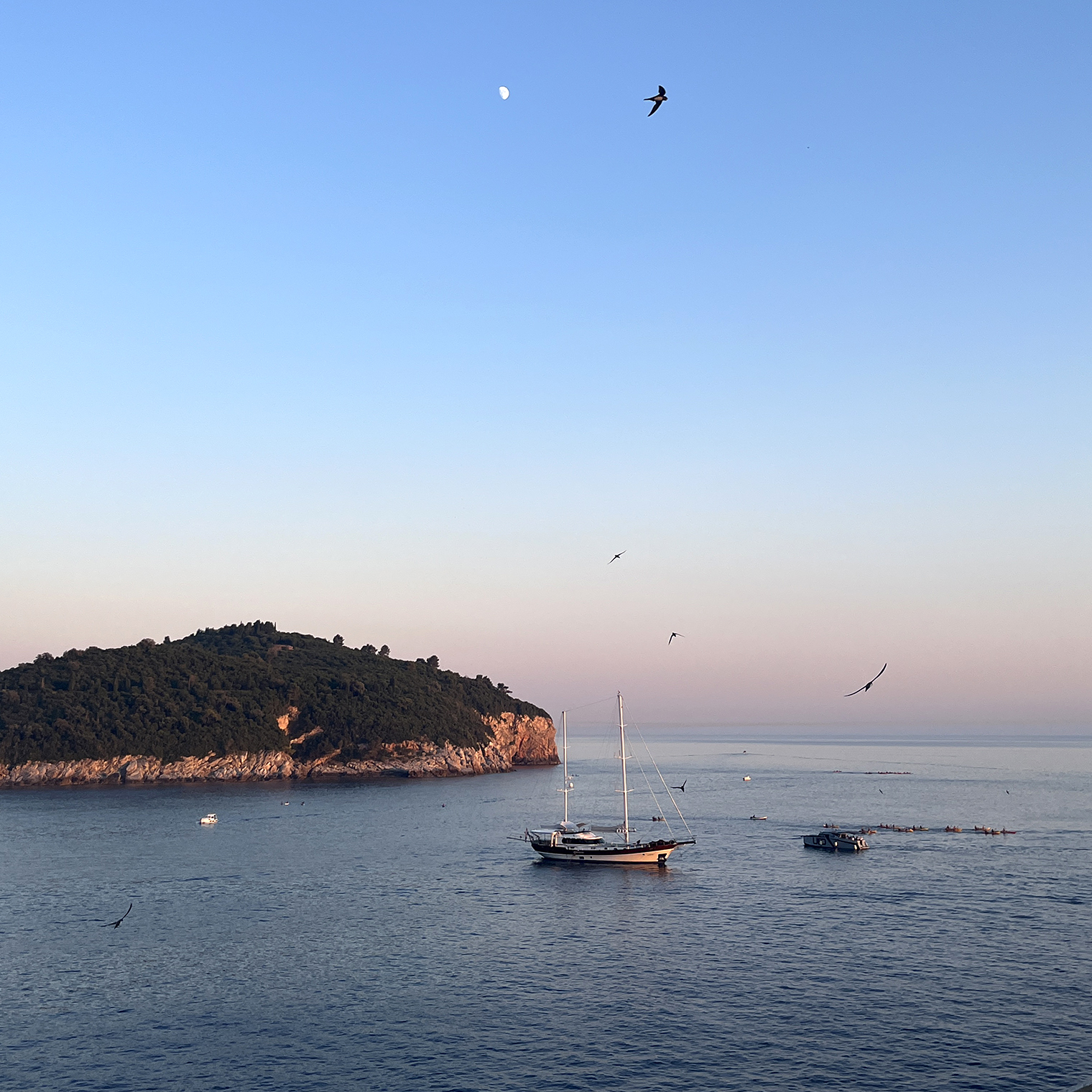 А этот закат встречали на городских стенах. Пока остановились насладиться видом и выпить по коктейлю, другую часть крепости закрыли, и мы ее так и не увидели. Оказалось, на стены можно подняться с нескольких входов, но, если не успеешь дойти от одного до другого до 19:30, на следующий участок не пустят