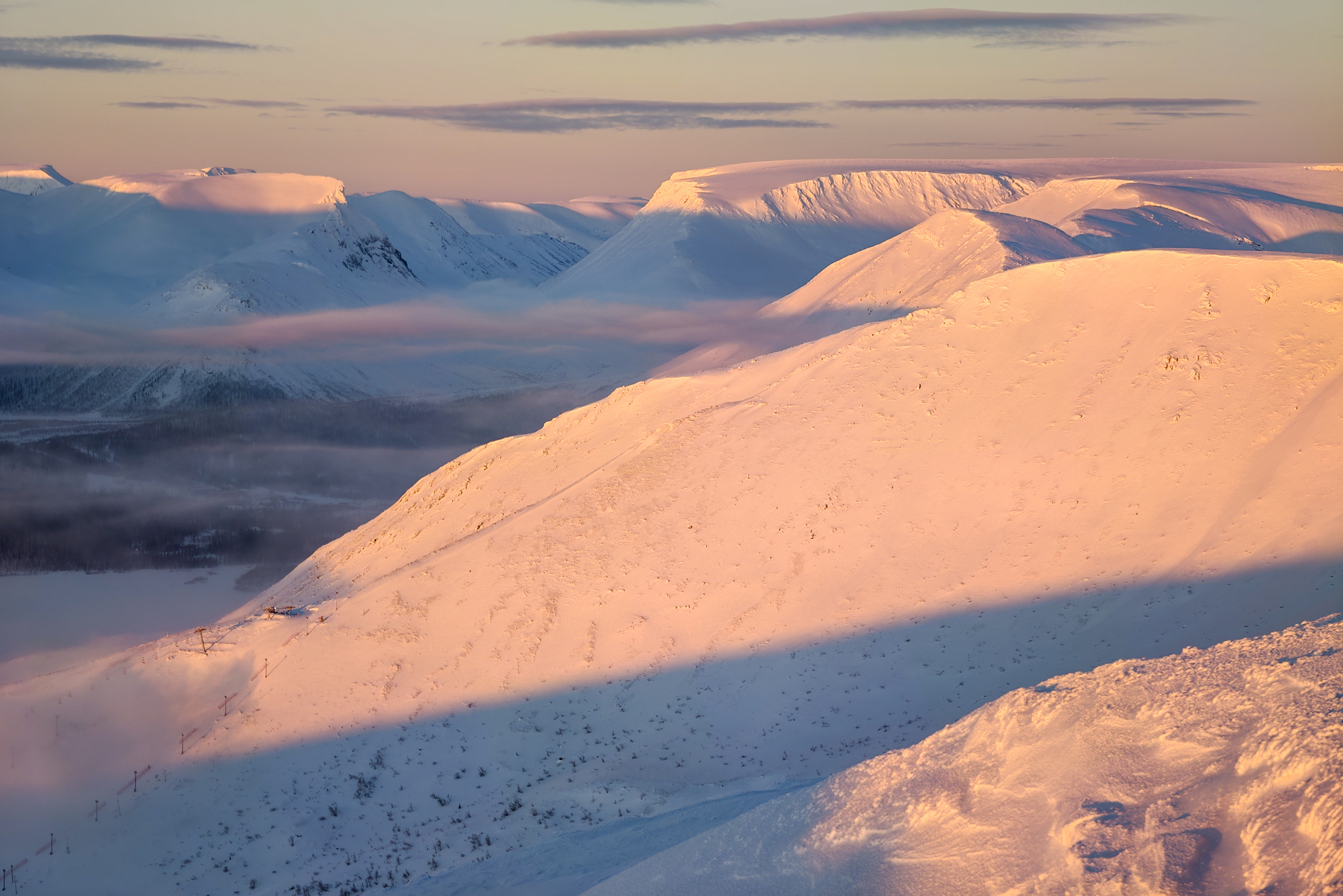А так розовый час короткого зимнего дня ощущается наверху — в горах