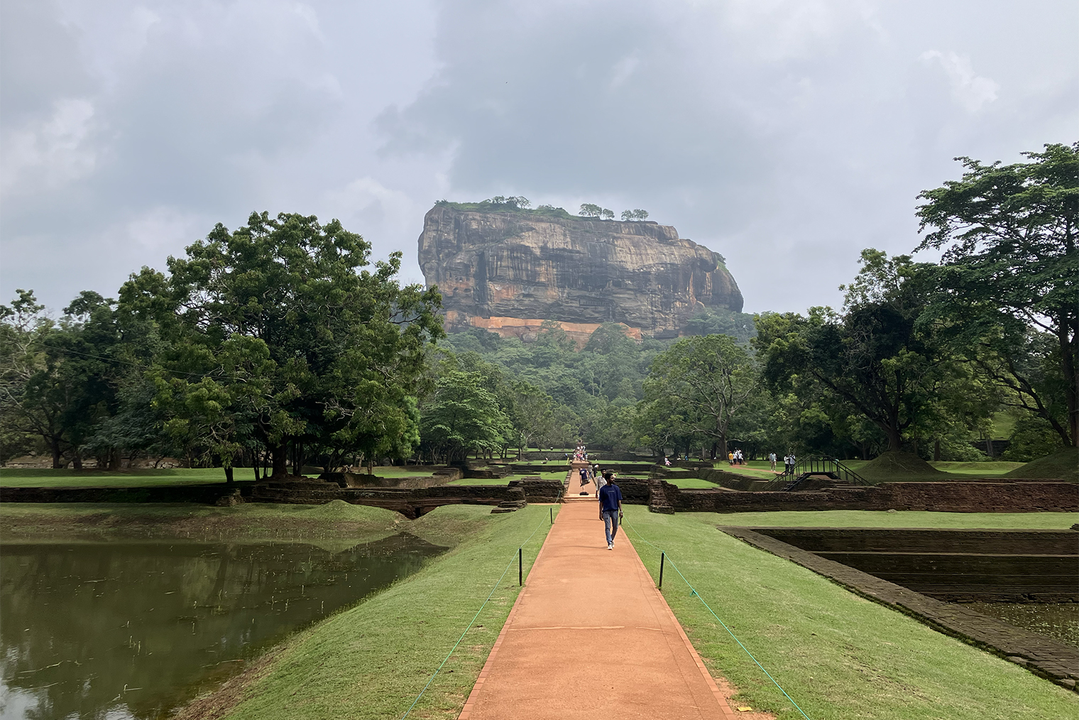 На второй день мы поехали покорять Сигирию. Для ланкийцев это священное место. Гид, который сопровождал нашу группу, сказал, кто не поднялся на вершину этой скалы, не был на Шри-Ланке. Вход на территорию платный, билет для иностранцев стоил 10 990 LKR⁣ ( ₽)Цены в рублях пересчитываются по актуальному курсу раз в день, для местных — 120 LKR⁣ ( ₽)