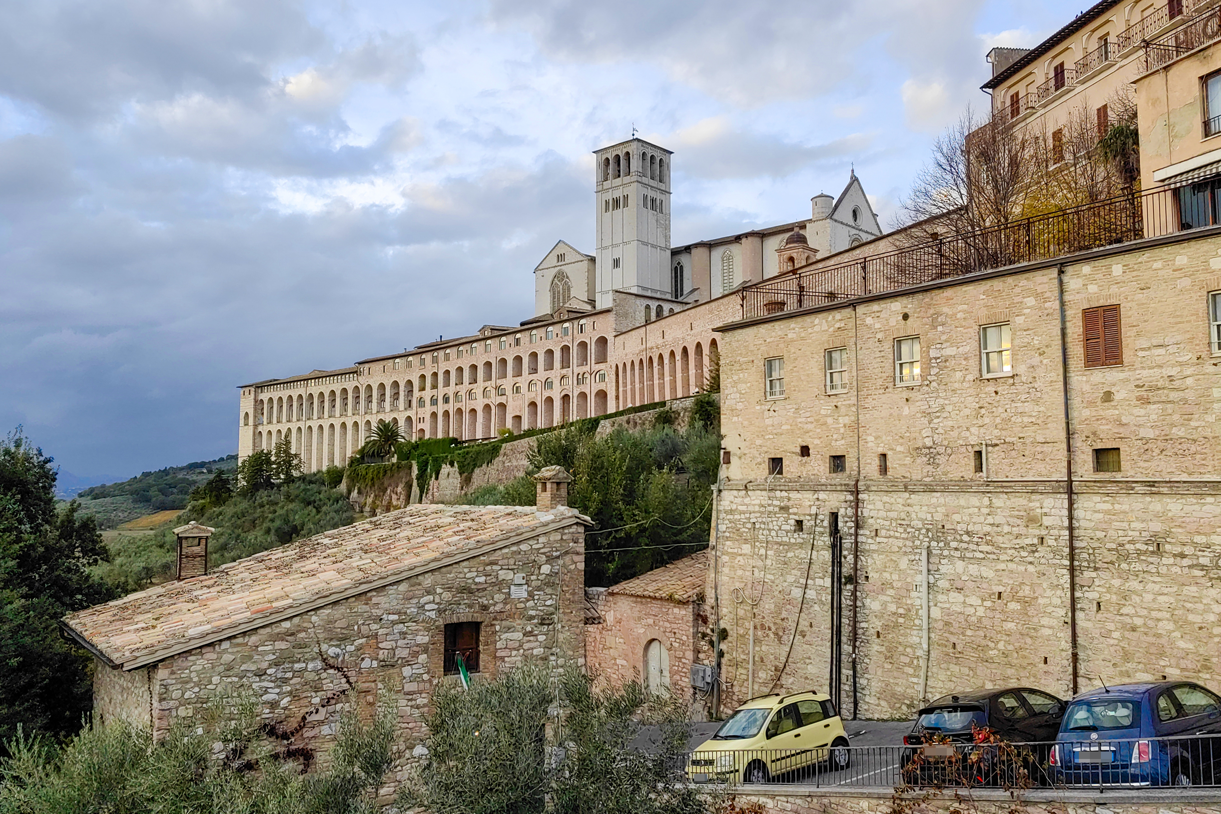 Возможно, самый известный город Умбрии — Ассизи. Вид с моста, который ведет к базилике Святого Франциска