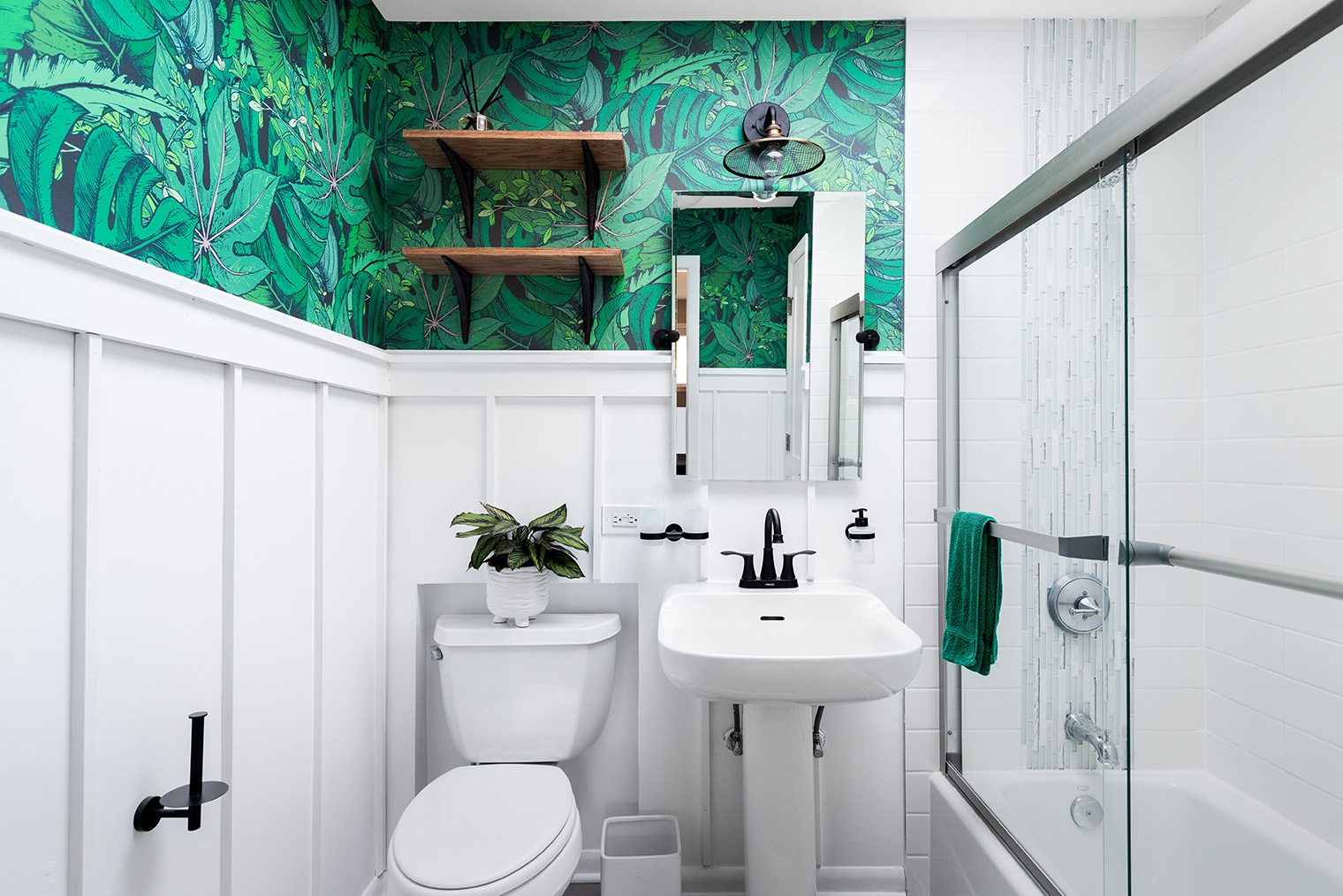 Добавить яркого цвета и рисунков в ванную можно за счет водостойких обоев, а не плитки с рисунками. Фотография: Joseph Hendrickson / Shutterstock / FOTODOM