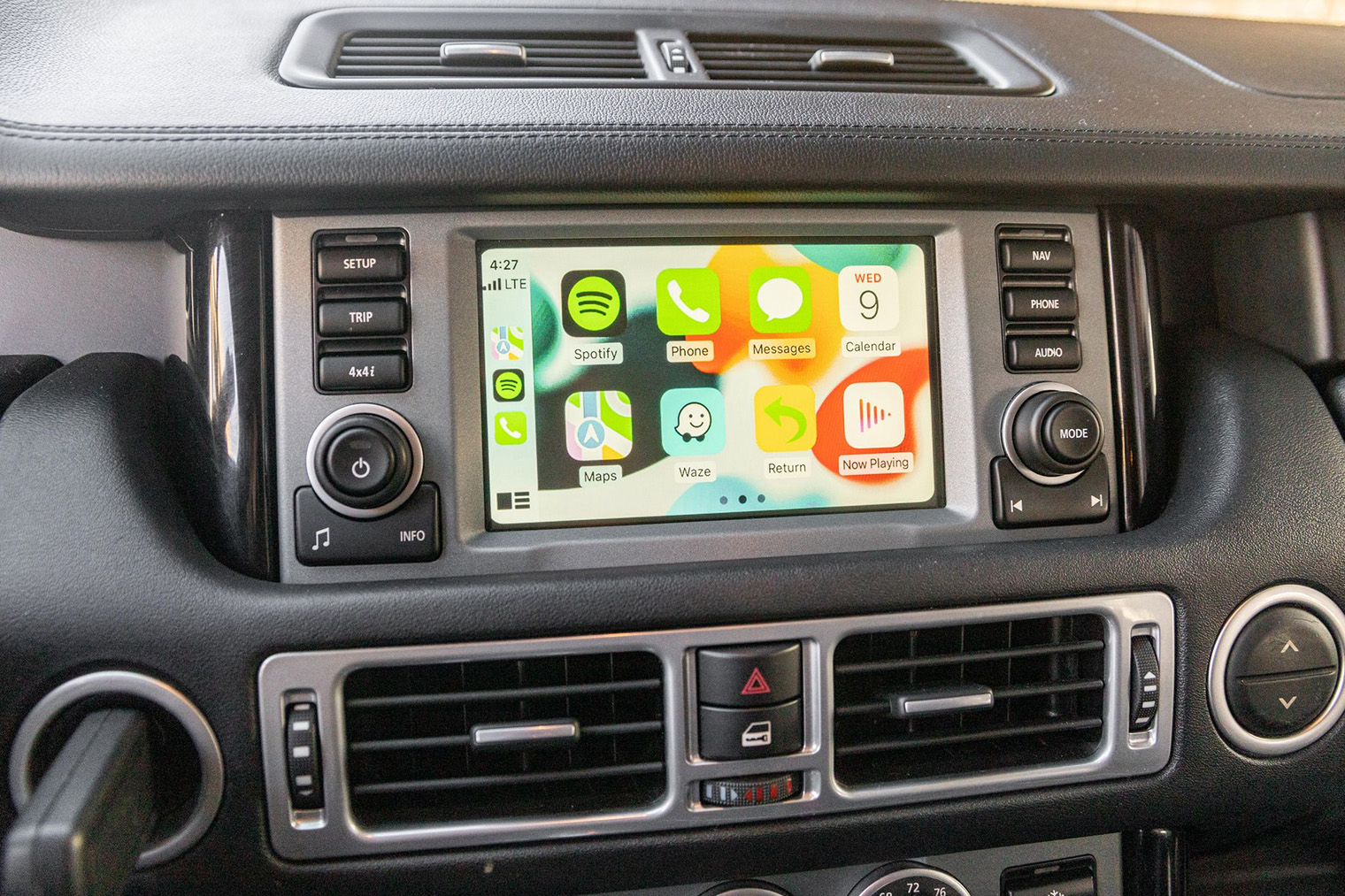 Добавить Apple Carplay без замены головного устройства возможно, но это дорого: придется отдать более 100 тысяч рублей. Источник: carsandbids.com (сайт недоступен из РФ)