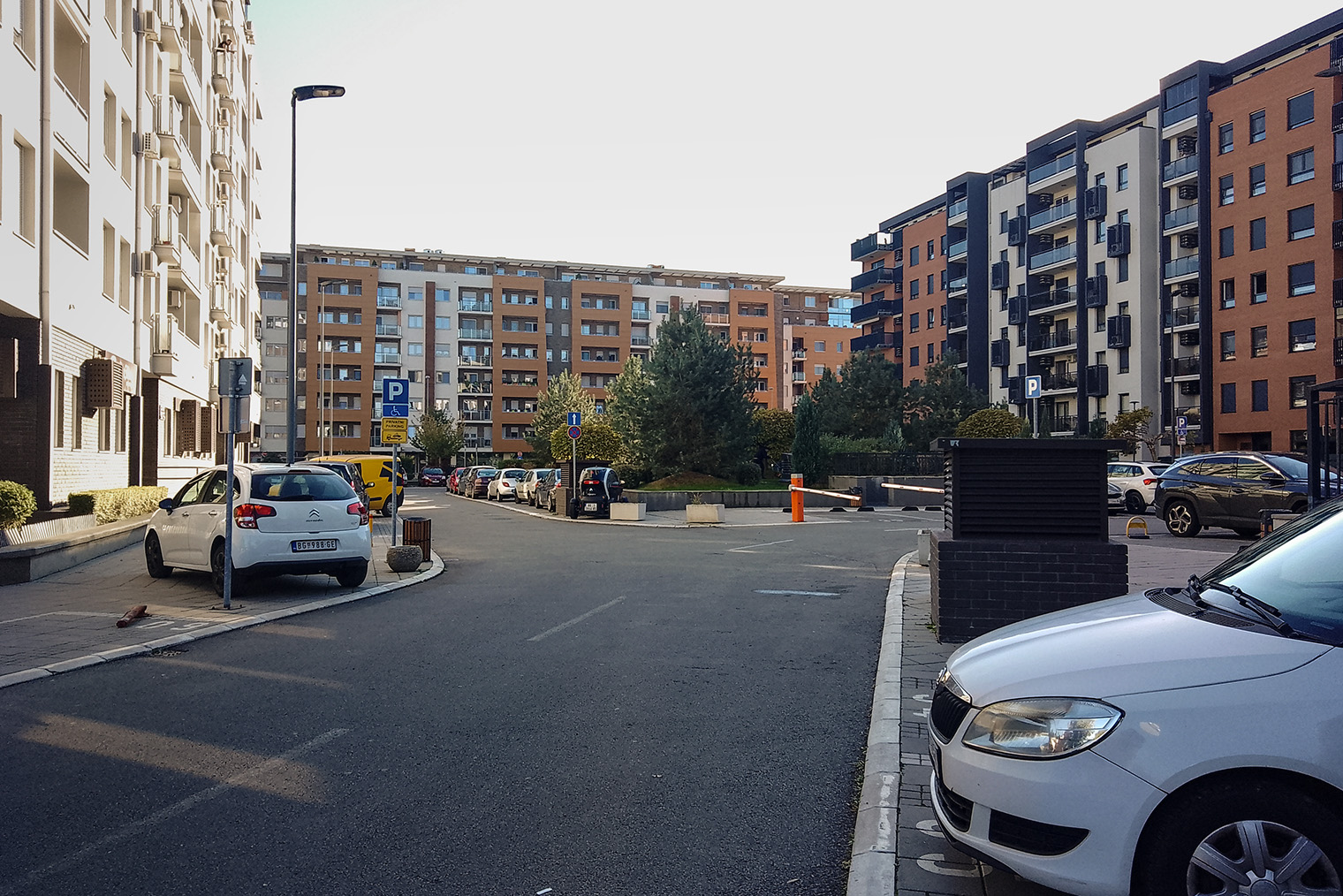 Новый Белград — это не только серые панельки. Изредка встречаются классные кварталы с новостройками. Этот находится в 64⁠-⁠м блоке