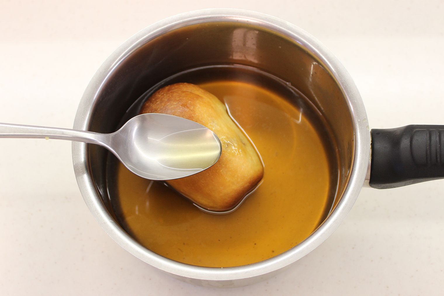 Время контакта выпечки с сиропом подбирайте на свой вкус. Я стараюсь делать булочки не слишком мокрыми