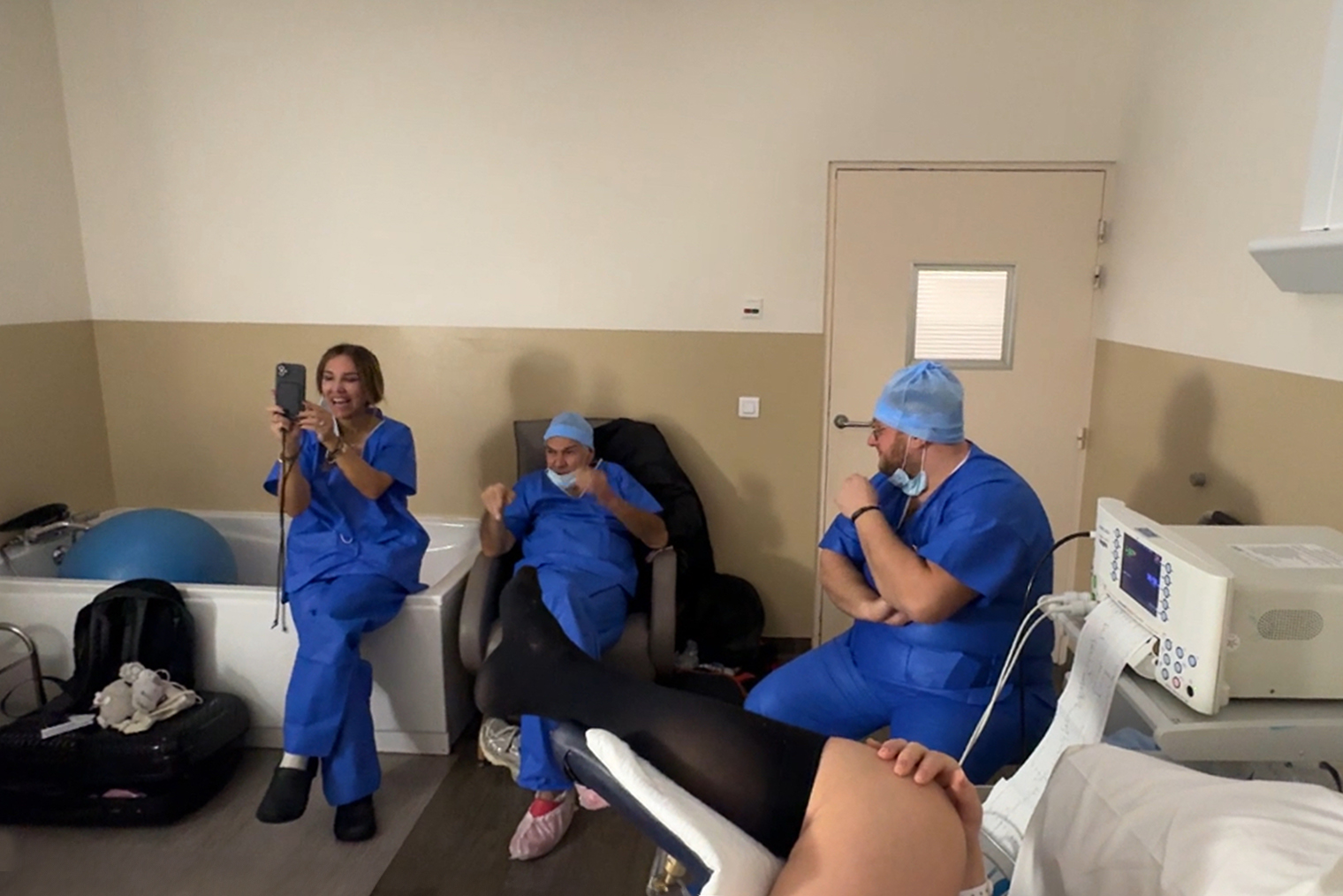 Акушерка, врач и анестезиолог смеялись с моим мужем, пока мы ждали, когда малыш опустится в родовые пути и можно будет тужиться. Акушерка снимала себе контент для соцсетей с нашего разрешения. Ванной и фитболом мы так и не воспользовались