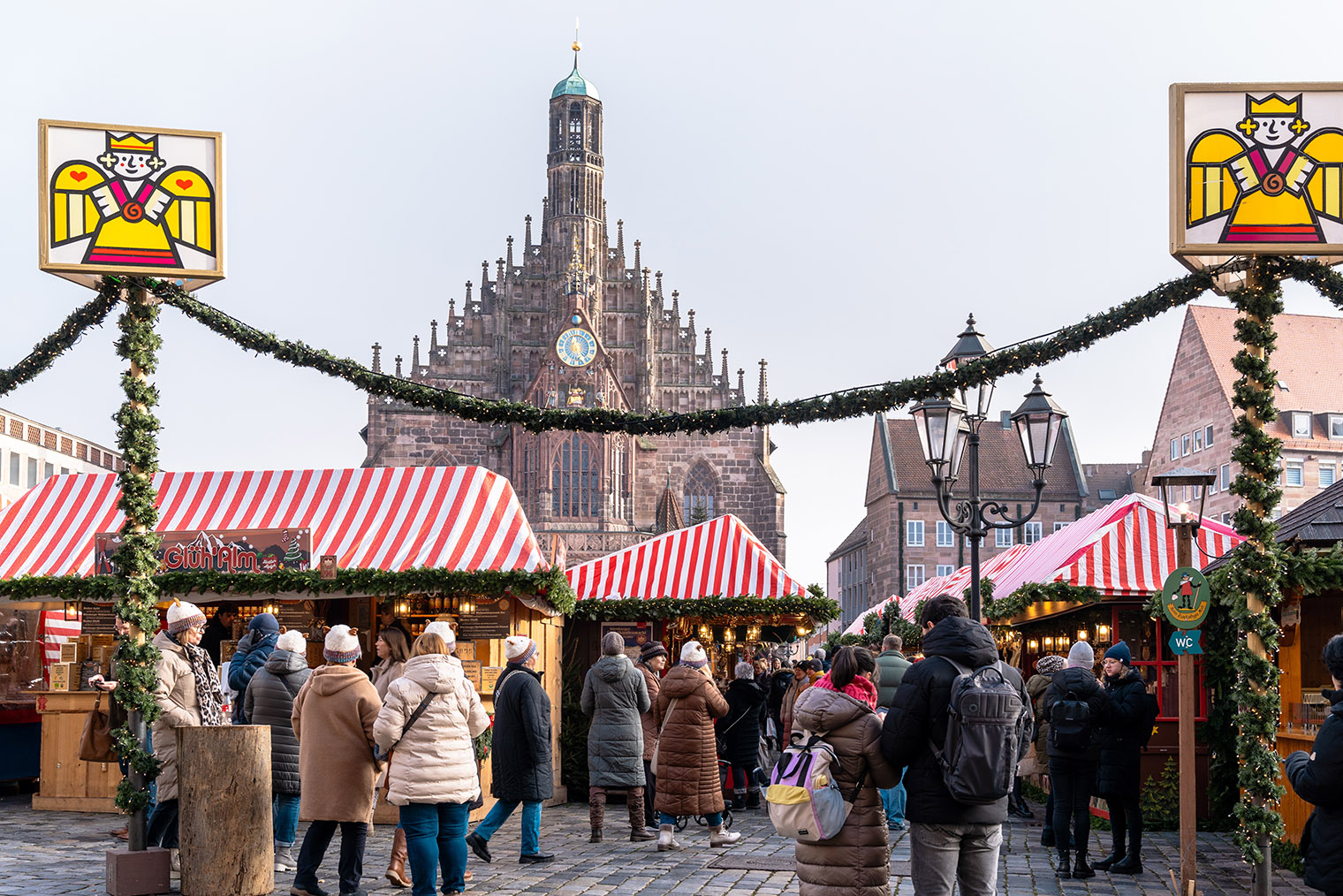 Рождественская ярмарка — Christkindlesmarkt — самое известное событие Нюрнберга. Ежегодно ее посещают около двух миллионов человек со всего мира. © melissamn / Shutterstock / FOTODOM