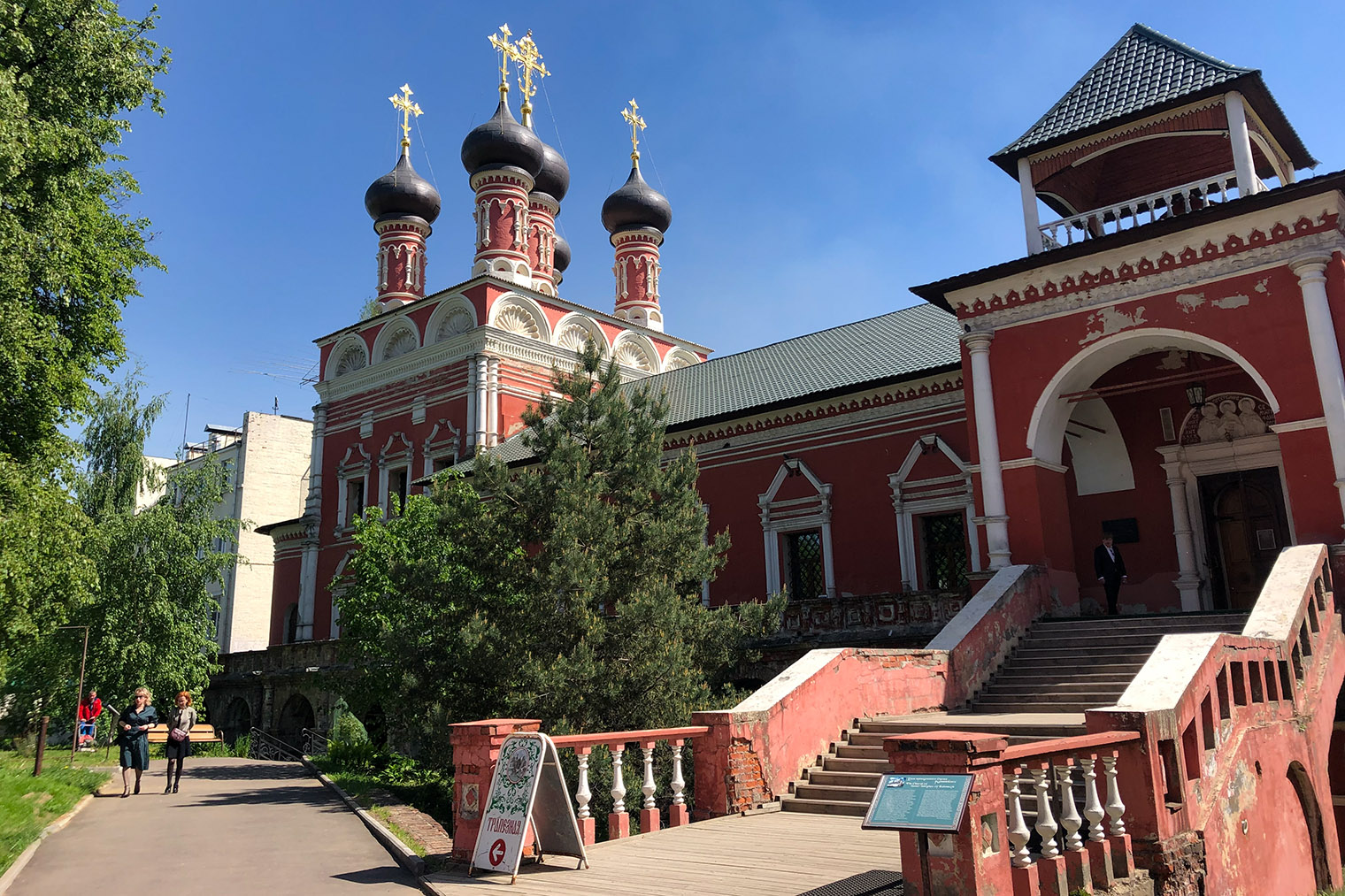 Так выглядит Сергиевский храм Высоко-Петровского монастыря. Потрепанность придает особый шарм