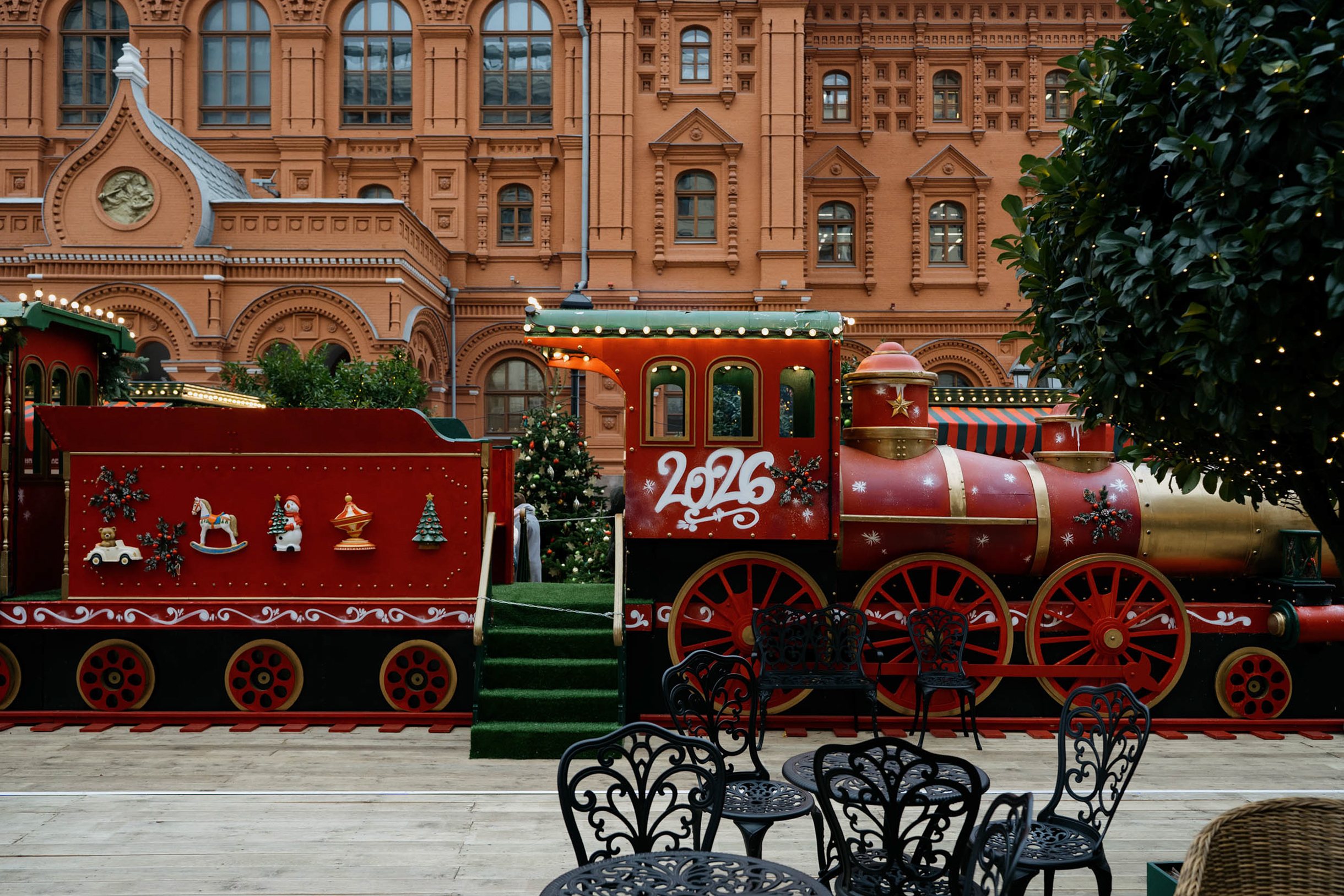 Рядом с праздничным экспрессом есть столики, где можно передохнуть