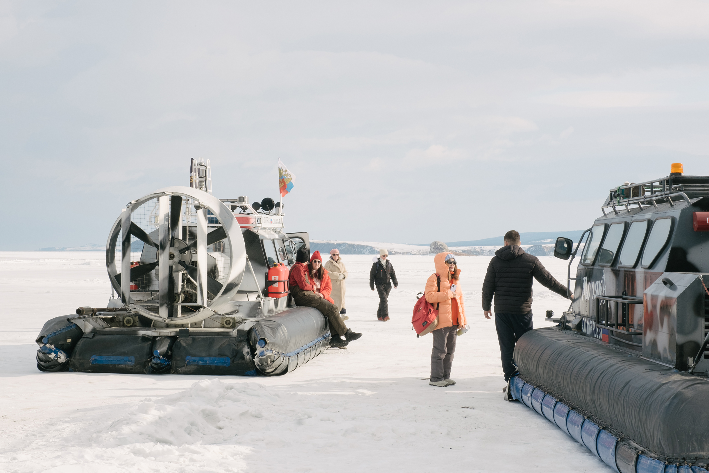 Зимой по замерзшим озерам передвигаются на хивусах — судах на воздушной подушке. Это безопаснее, чем на снегоходах или автомобилях, которые могут провалиться под лед. Хивус может двигаться и по воде, и по льду, поэтому ему не страшны полыньи. Обычно такие перевозки организуют частные компании. © Анастасия Пожидаева