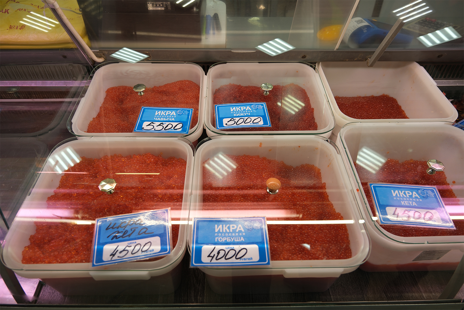 Если продукт дорогой, как, например, икра, а попробовать хочется — тем более стоит идти на рынок. Как правило, там все можно продегустировать. © Дарья Ревина