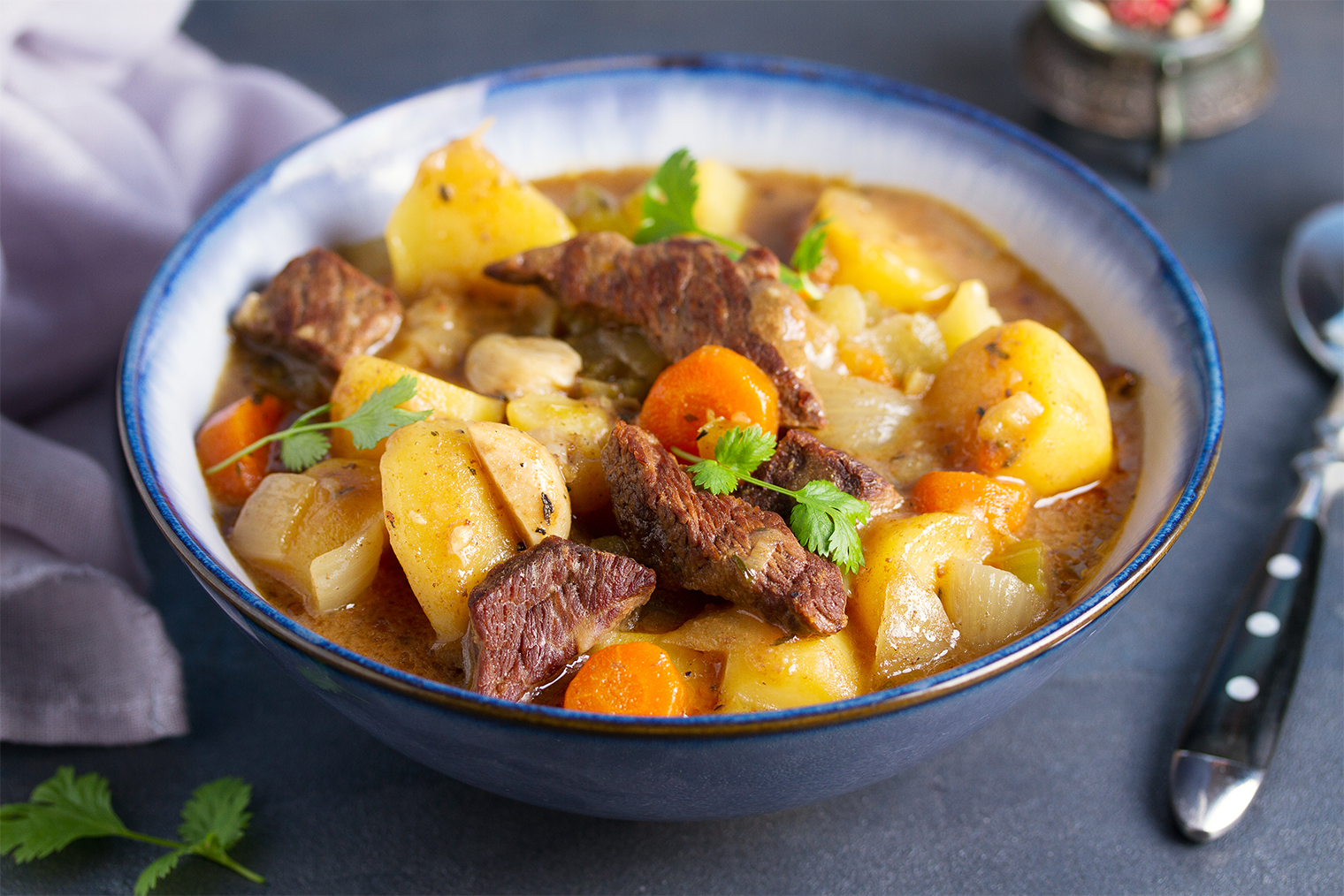 Это блюдо можно подавать прямо в кастрюле, а можно разложить по тарелкам. Фотография: freeskyline / iStock