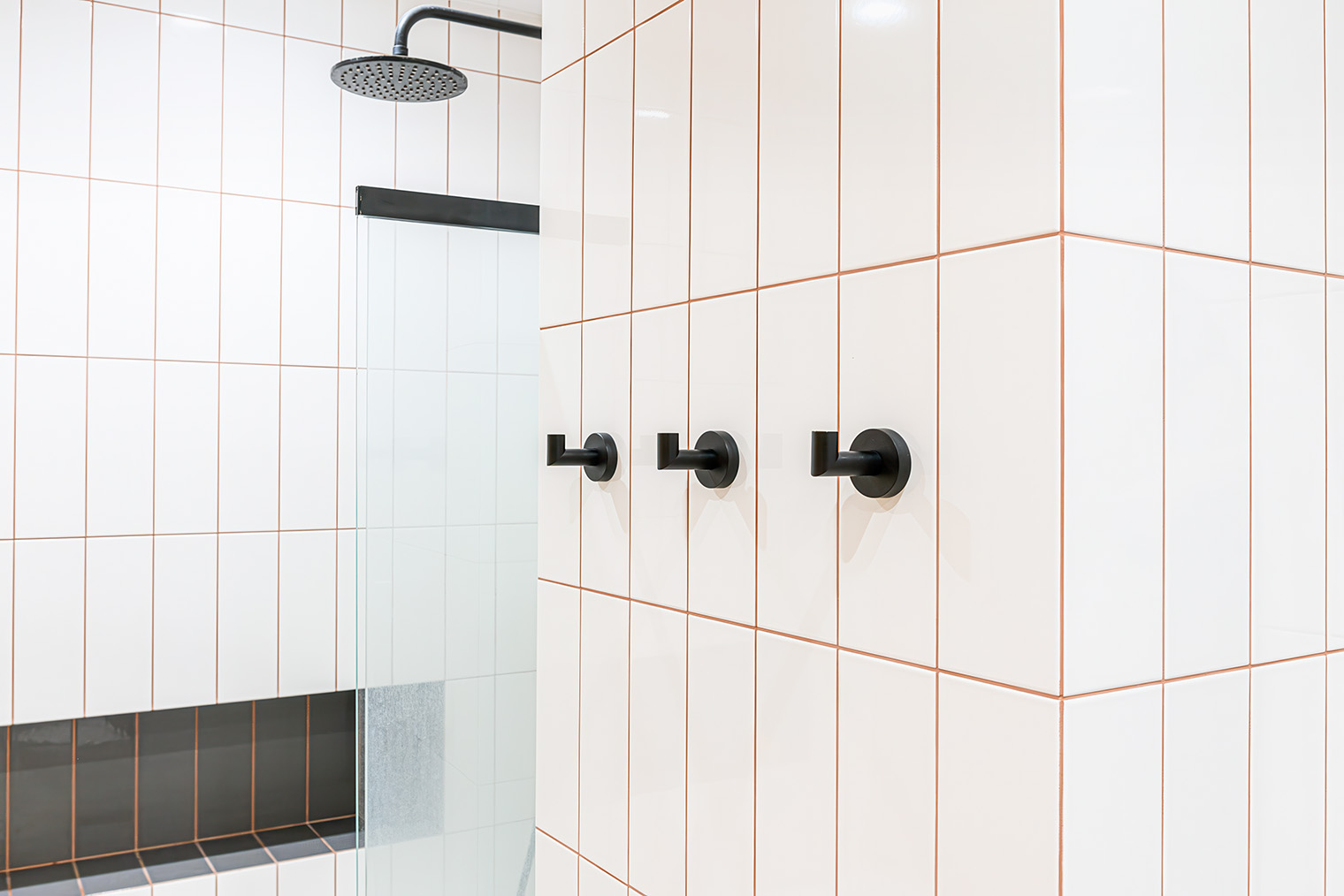 Контрастная затирка хорошо разбавляет нейтральную плитку. © evgeniykleymenov / Shutterstock / FOTODOM