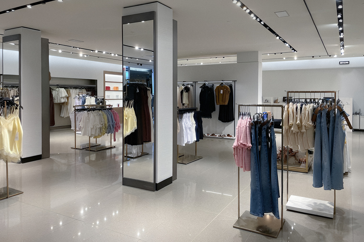 Моим любимым временем работы в Zara была смена с 07:00 — целых три часа без клиентов