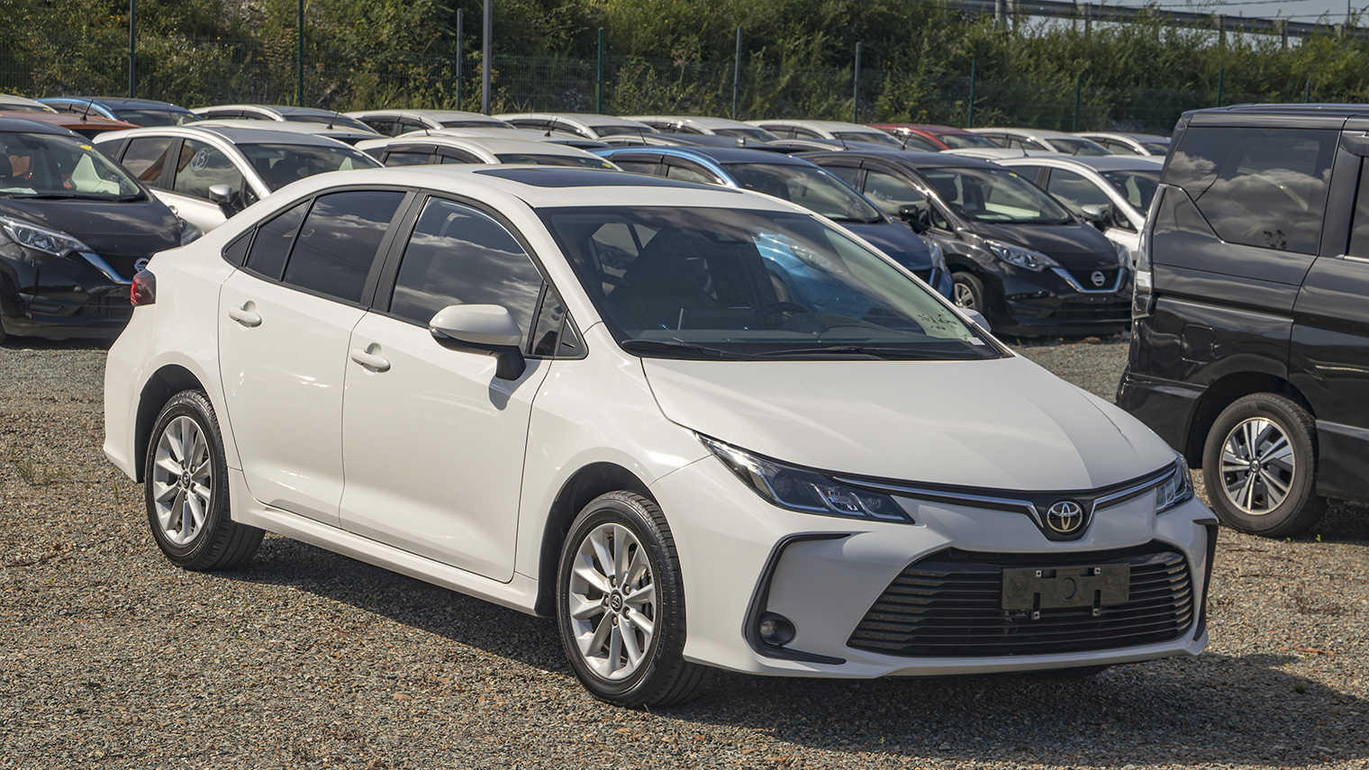 Toyota Corolla — популярный автомобиль класса C. Его выпускают в кузовах седан, хетчбэк и универсал. Версии для разных рынков серьезно различаются и внешне, и технически. Под этим именем можно встретить как экономичную версию с мотором объемом 1,2 литра, так и заряженную полноприводную GR Corolla с двигателем мощностью 300 л. с.