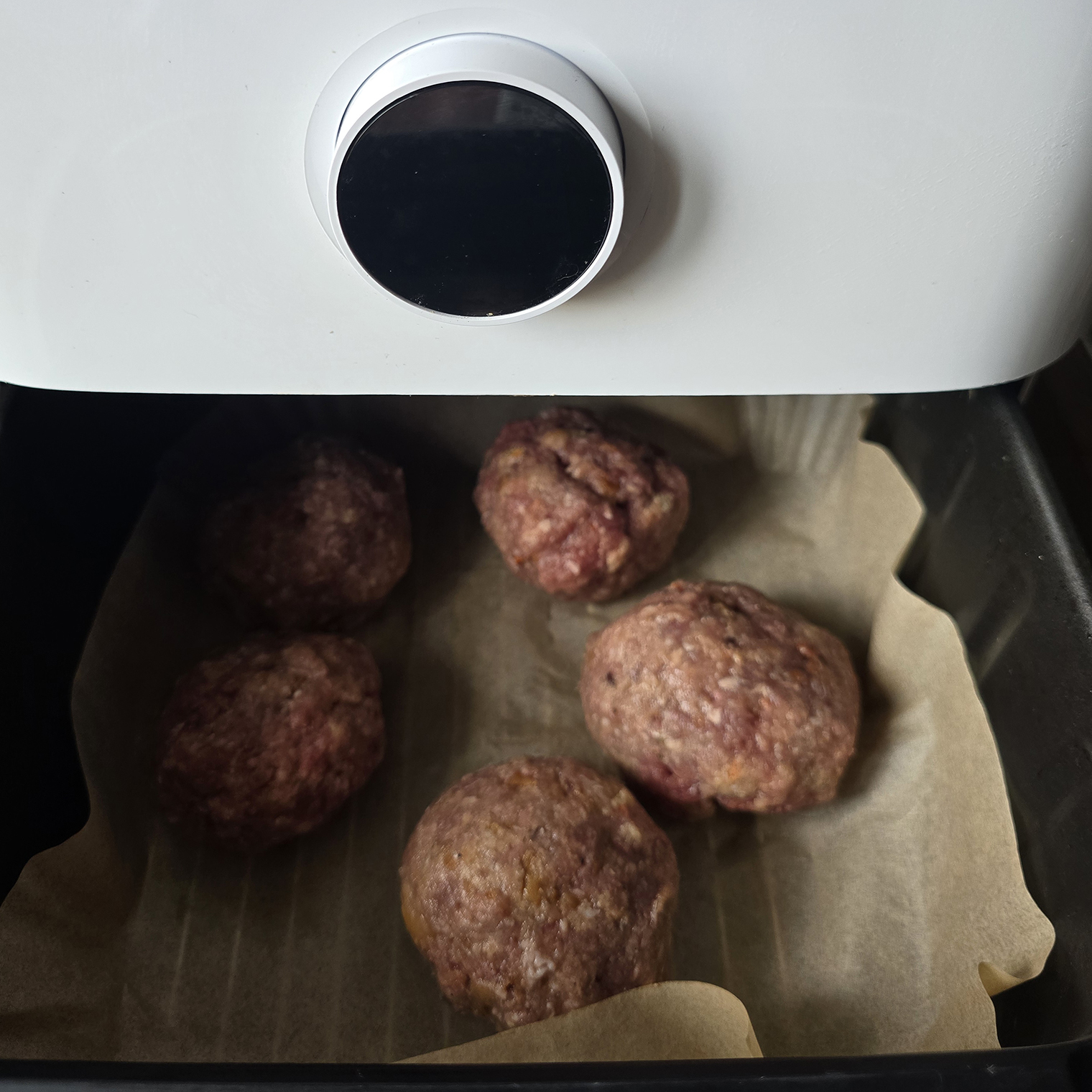 Запеку котлетки в аэрогриле. Туда же высыплю отварные макароны и отвезу все это в домик. Вечером будет ужин с салатиком, как положено. А это походный вариант