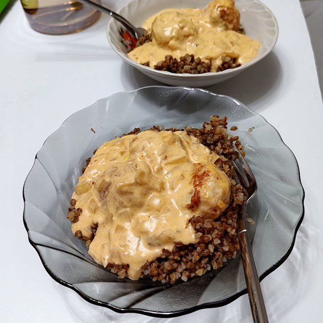 Поужинали фрикадельками, которые приготовила У.