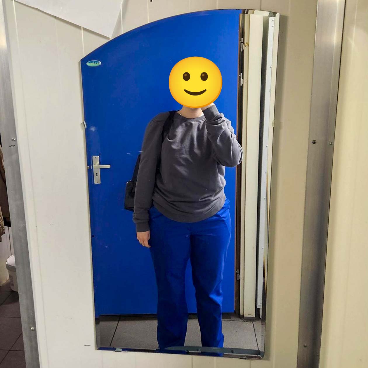 По приезде на работу мы всегда переодеваемся, одежду и обувь храним в шкафчиках