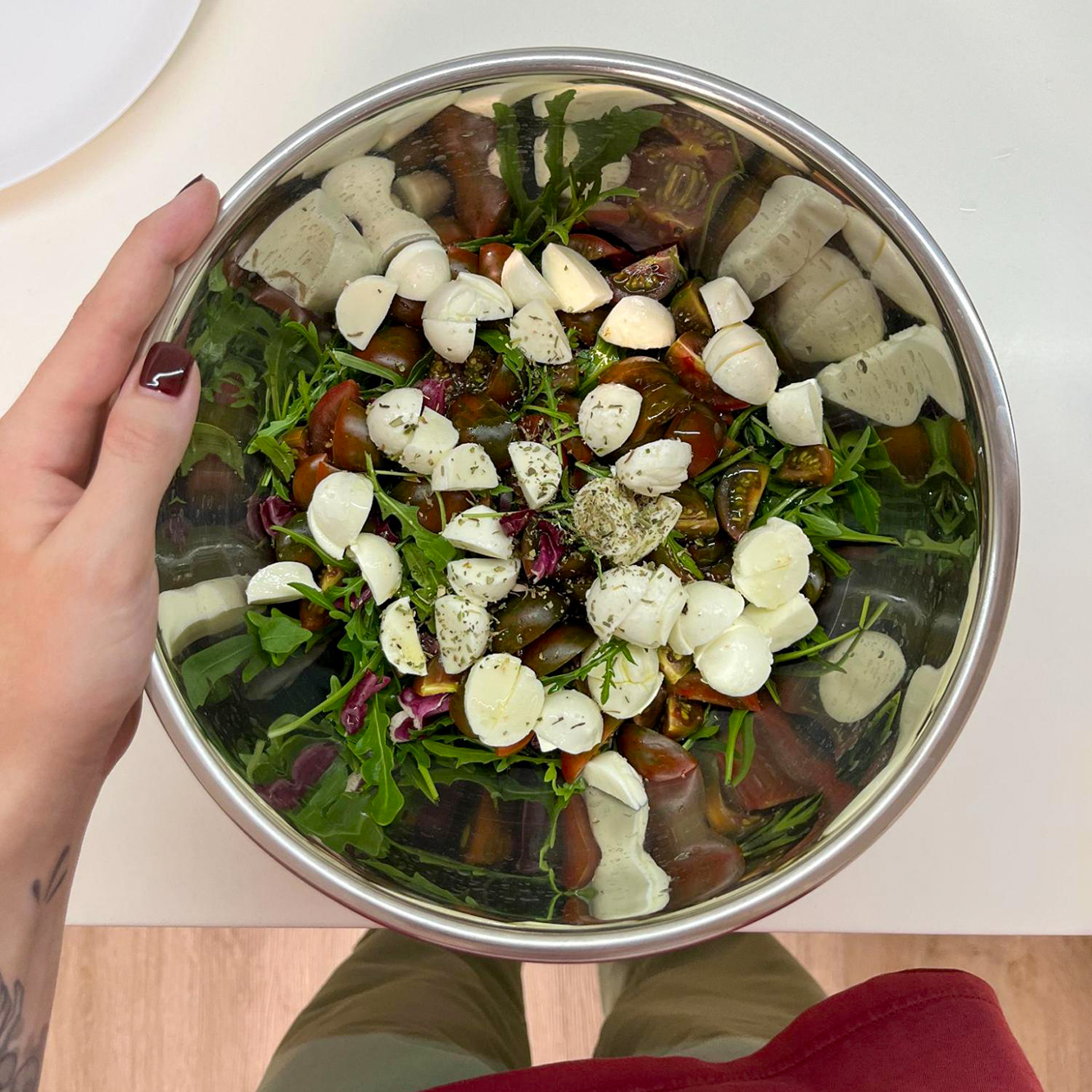 Салат с моцареллой на ужин