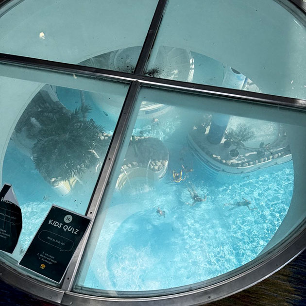 Дети заинтересовались этим окошком в полу, а мне что-то страшновато